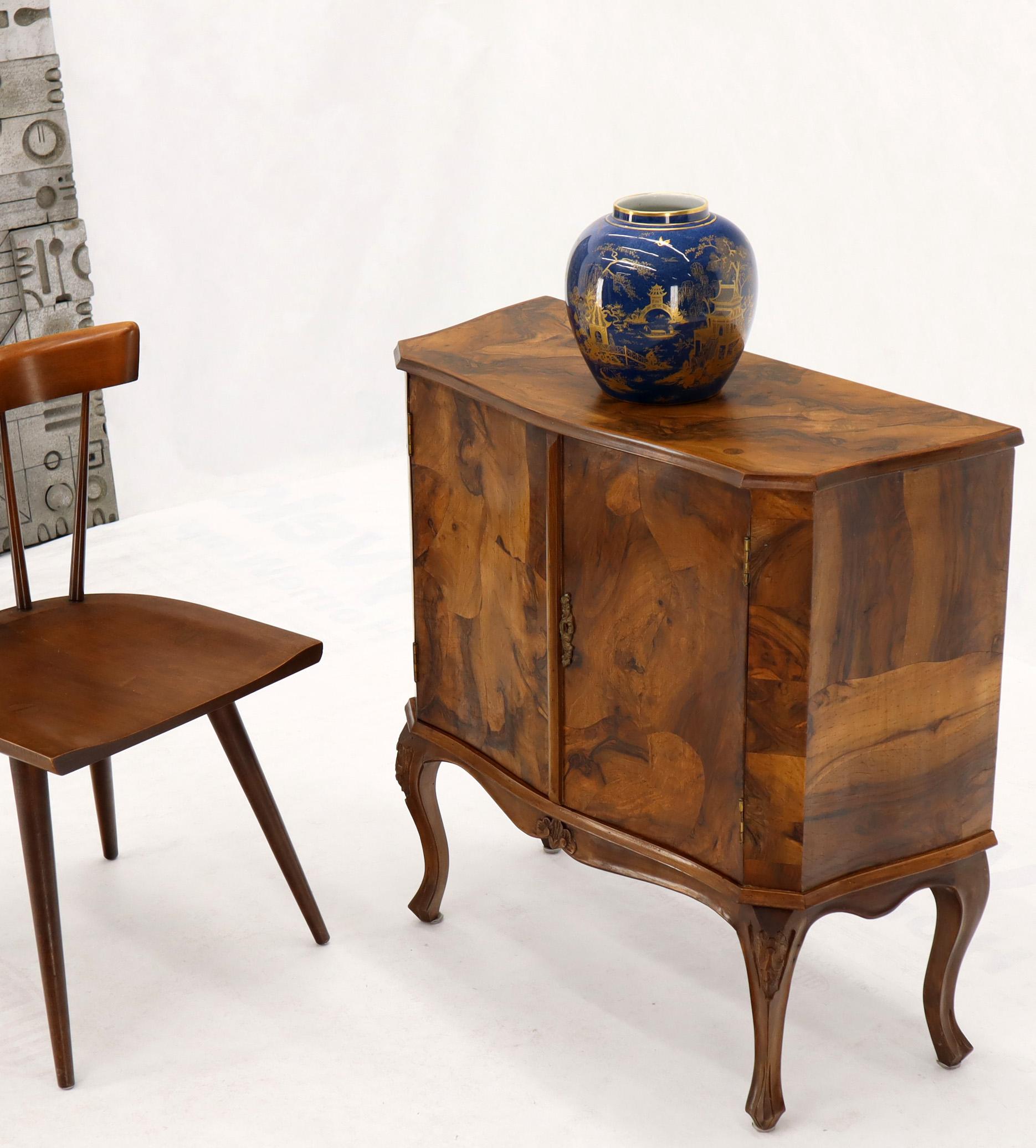 Fino arcón credenza petit consola de pared meticulosamente acabado en chapas gruesas de madera de olivo burl. Armario de dos puertas con espacio de almacenamiento en un estante. Fabricado en Italia.