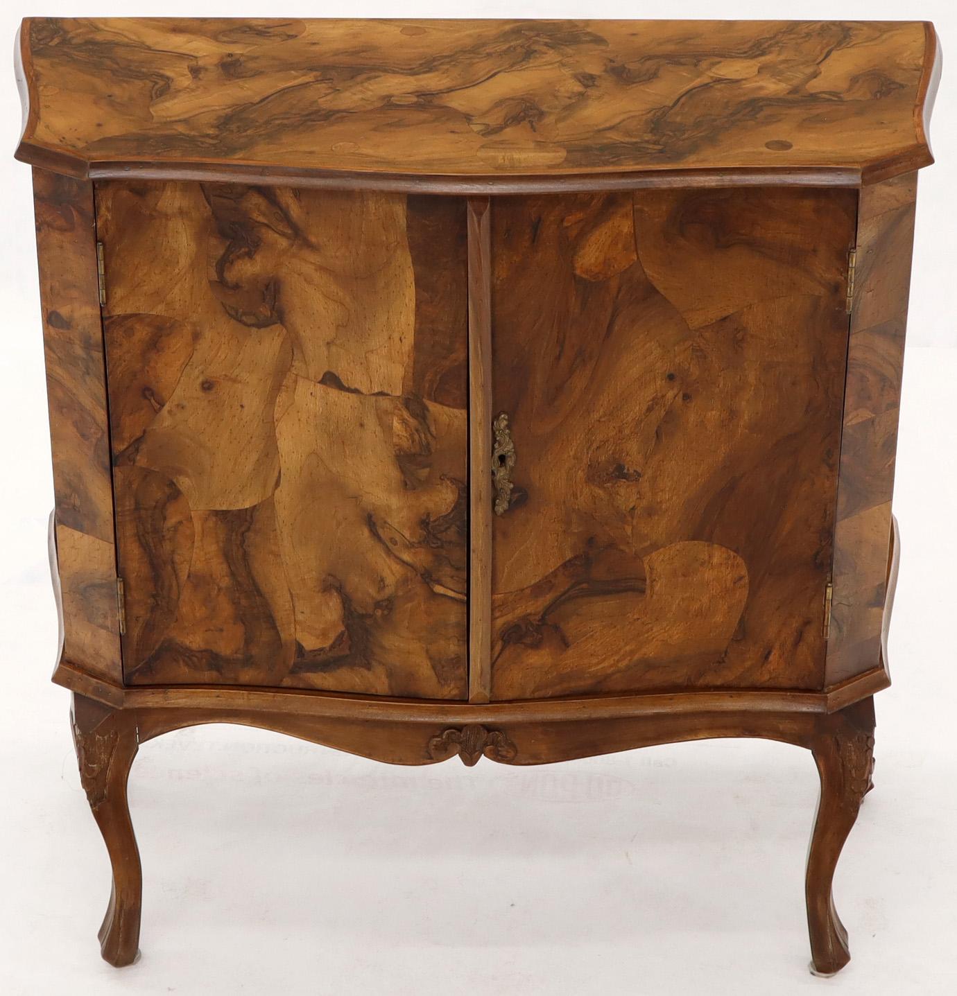 Parche italiano de madera de olivo en forma de bomba Armario de recibidor Consola Credenza Italiano en venta
