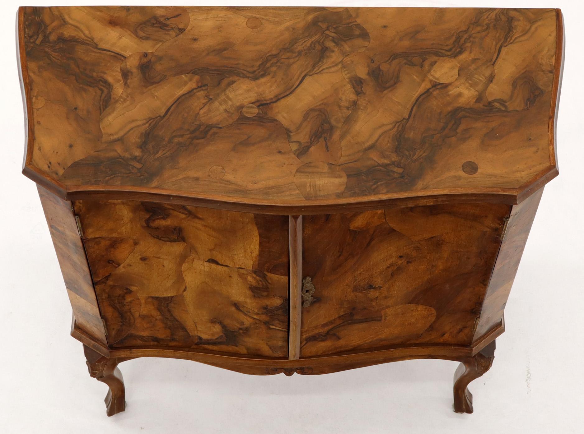 Italienische Patch Olive Burl Holz Bombe Form Halle Kabinett Konsole Schrank Credenza im Zustand „Hervorragend“ im Angebot in Rockaway, NJ