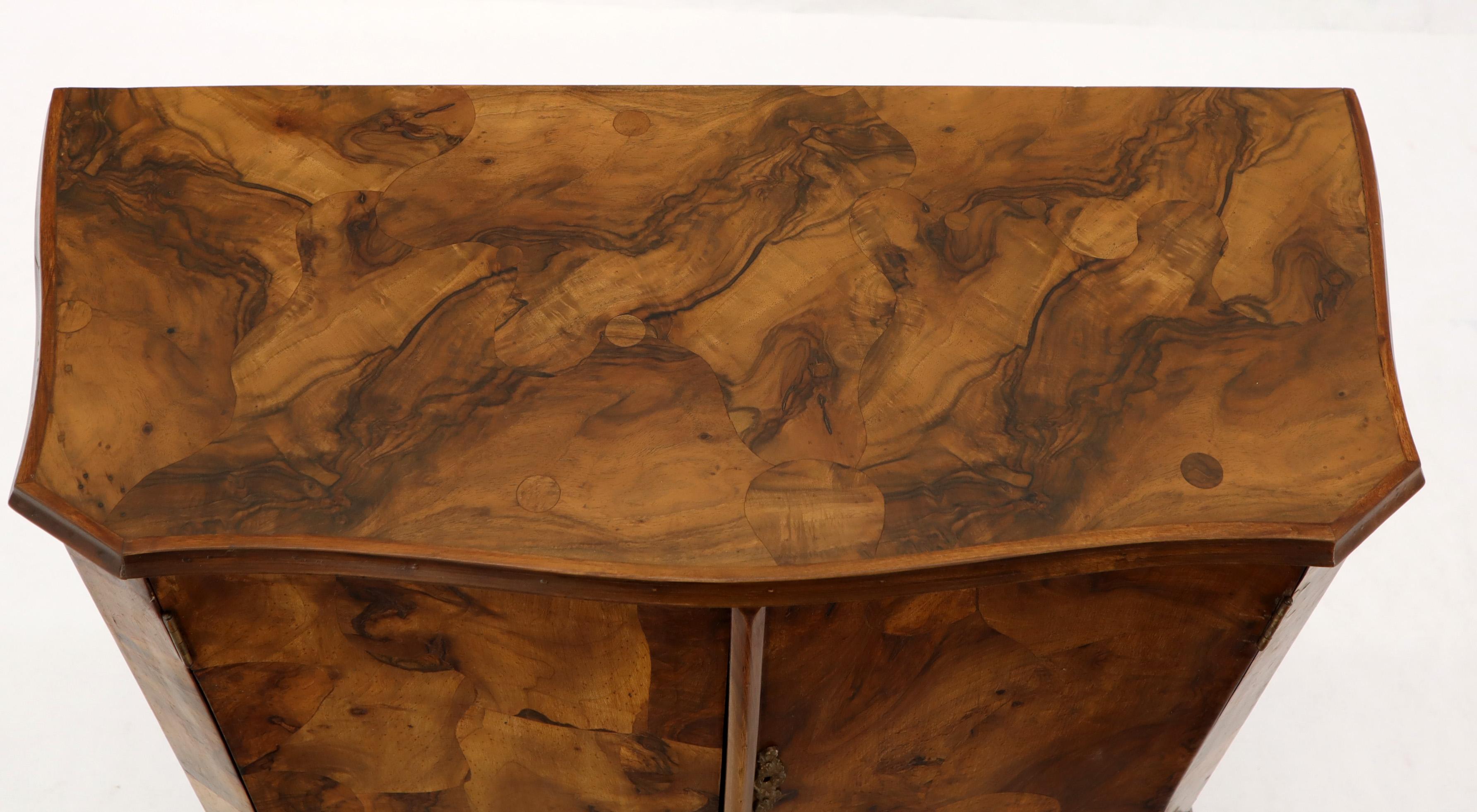 Parche italiano de madera de olivo en forma de bomba Armario de recibidor Consola Credenza en Excelente estado para la venta en Rockaway, NJ