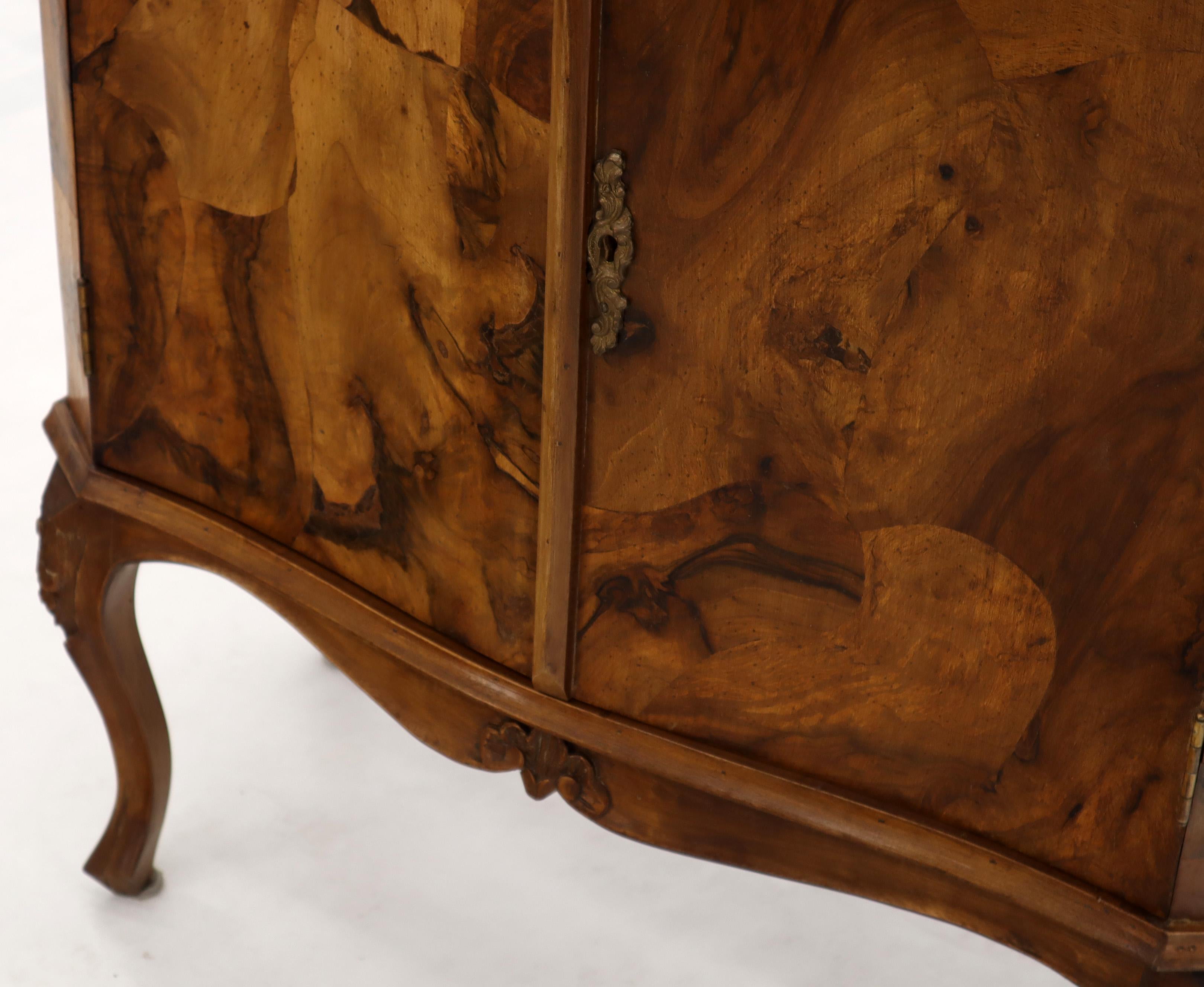 Parche italiano de madera de olivo en forma de bomba Armario de recibidor Consola Credenza siglo XX en venta