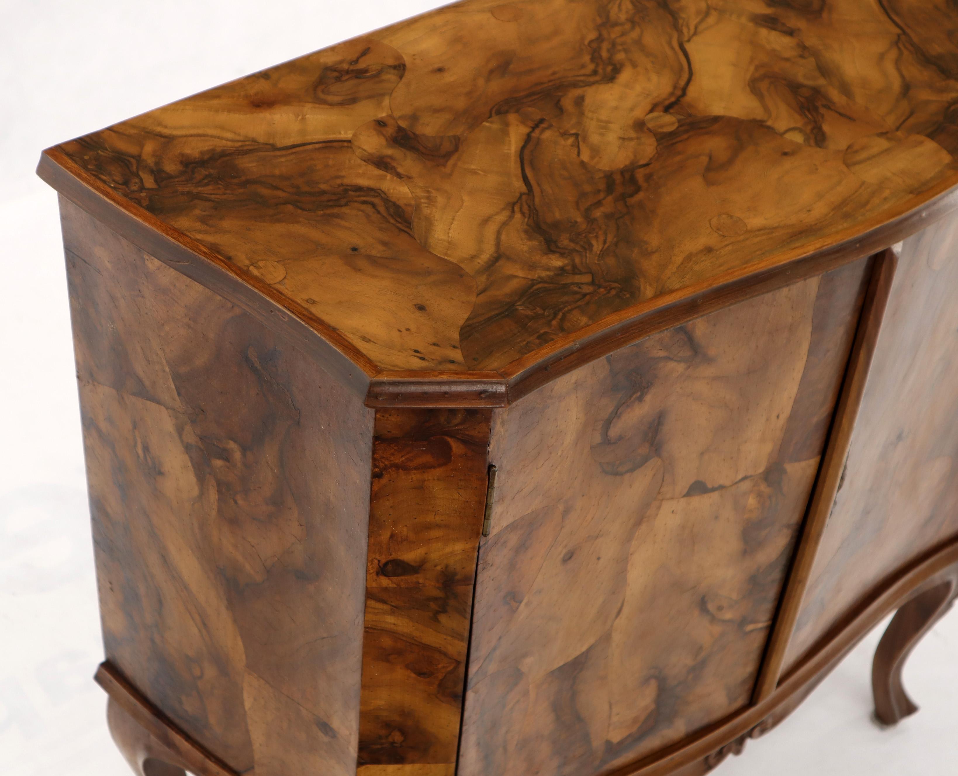 Parche italiano de madera de olivo en forma de bomba Armario de recibidor Consola Credenza en venta 1
