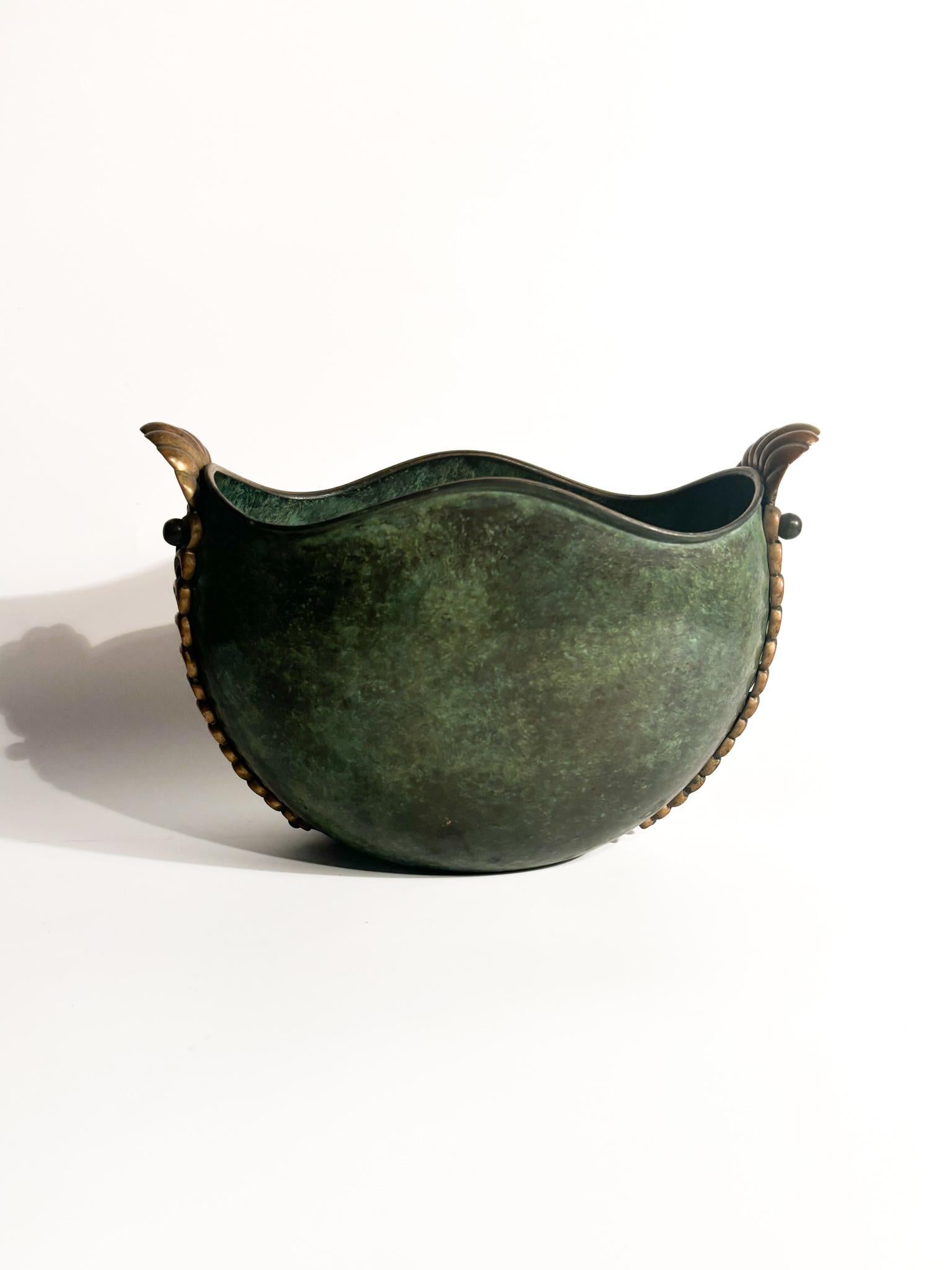 Bronze vase with feathered morises, patented, made in the early 20th century.

Ø 25 cm Ø 13 cm h 16 cm