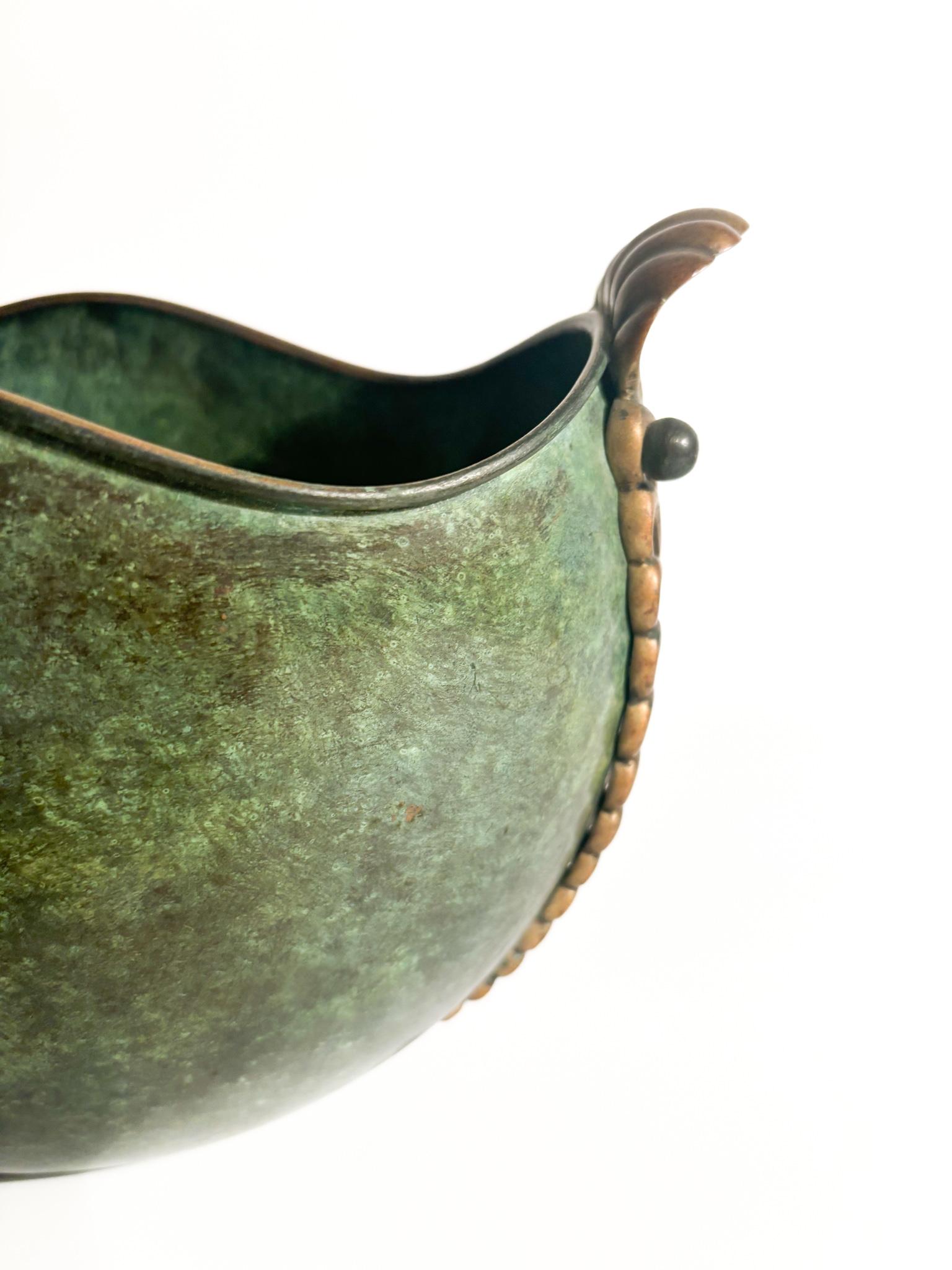 Italian Patented Feathered Bronze Vase from the Early Twentieth Century In Fair Condition For Sale In Milano, MI