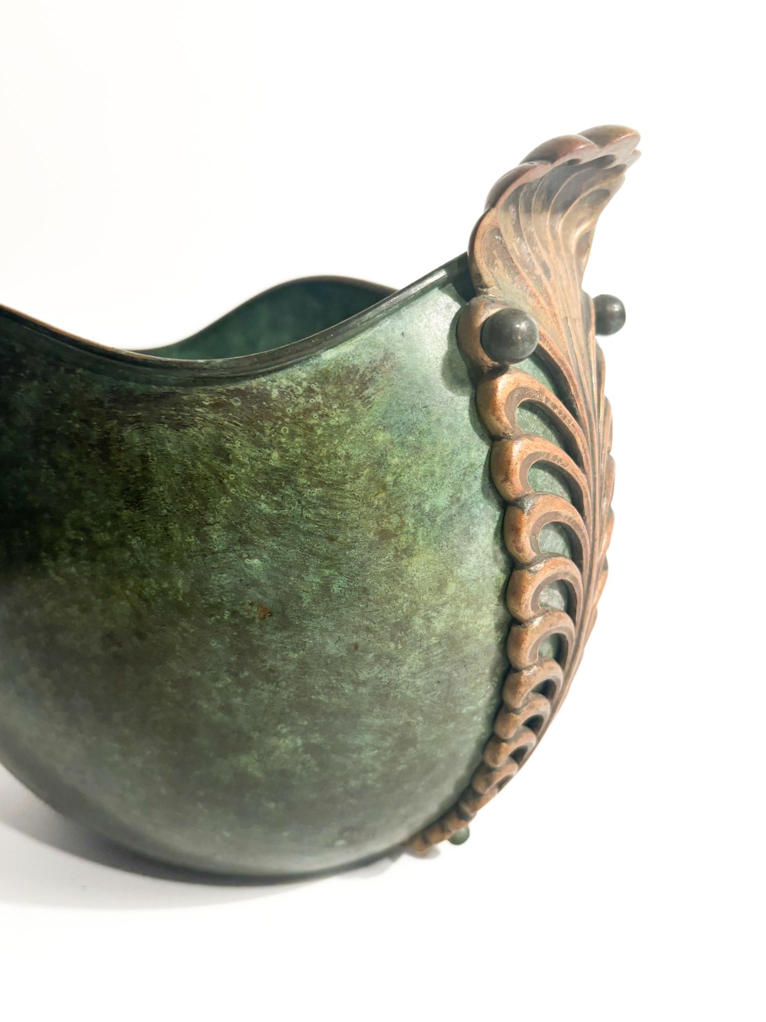 Italian Patented Feathered Bronze Vase from the Early Twentieth Century For Sale 4