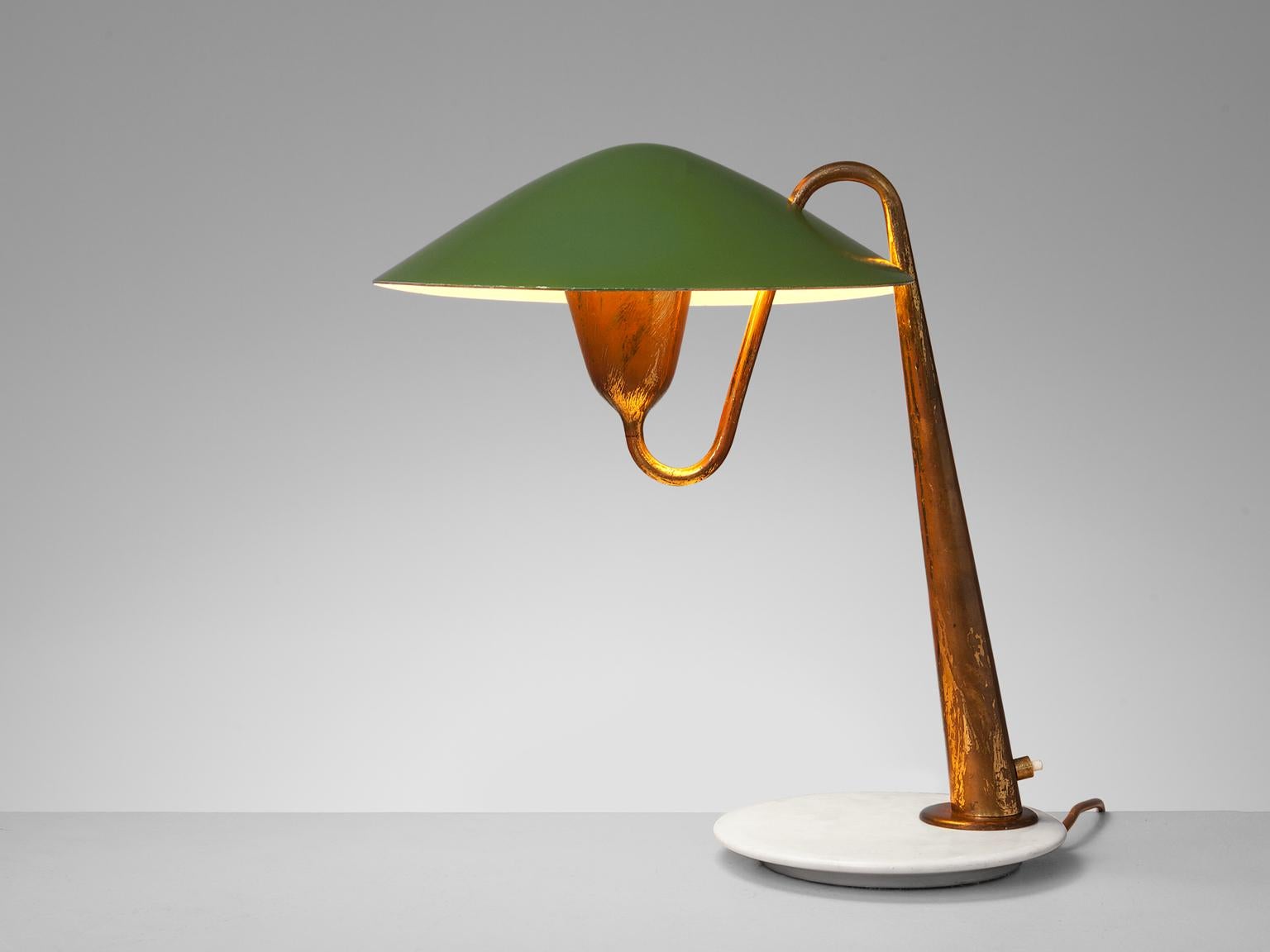 Table lamp, in brass, green coated metal, Italy, circa 1950.

This wonderful curved brass desk light features a brass body and a green coated shade. The stem of the light features multiple soft curves. The end of the stem ends in a cone shape above