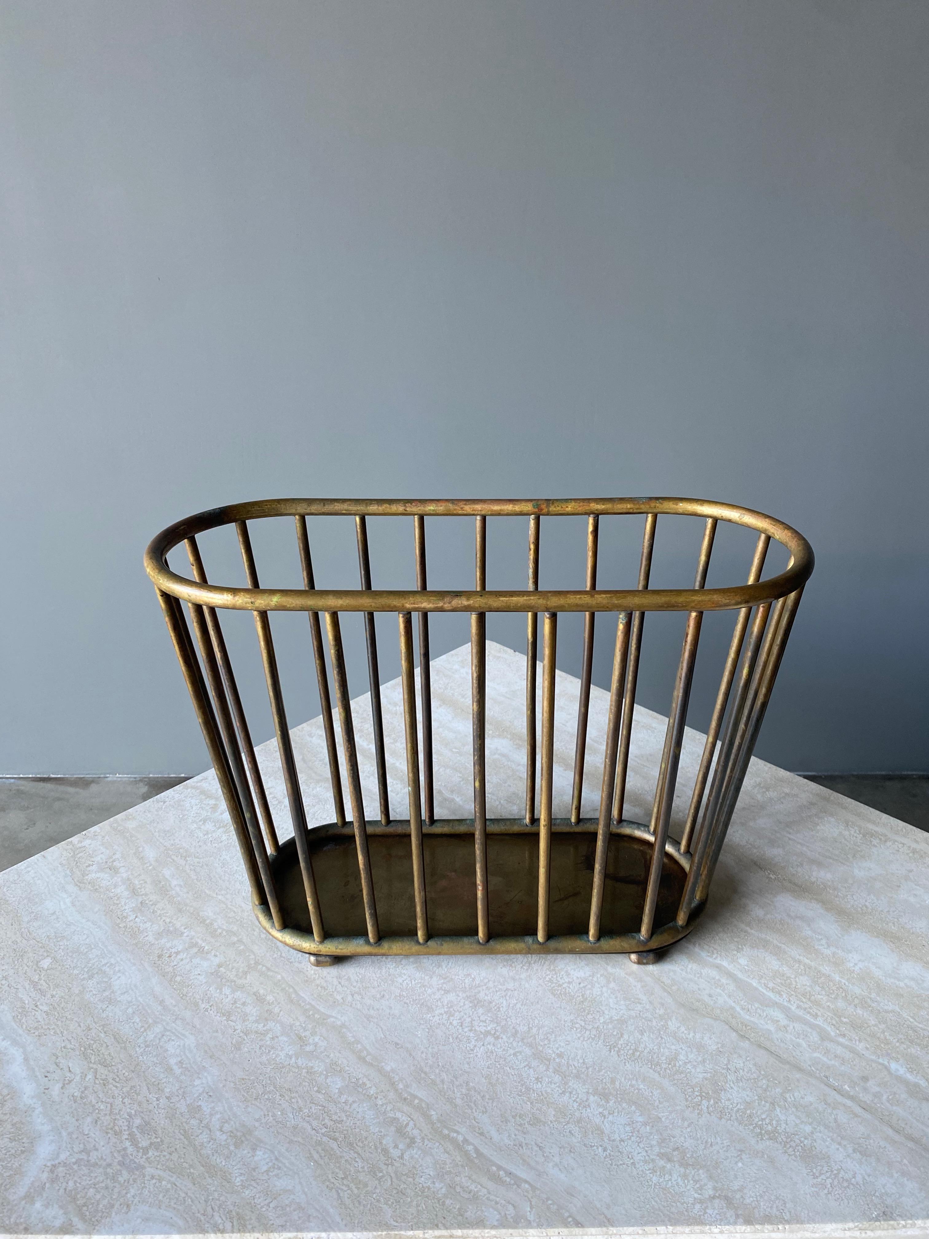 Italian Patinated Brass Magazine Rack, Italy, 1960s In Good Condition In Costa Mesa, CA