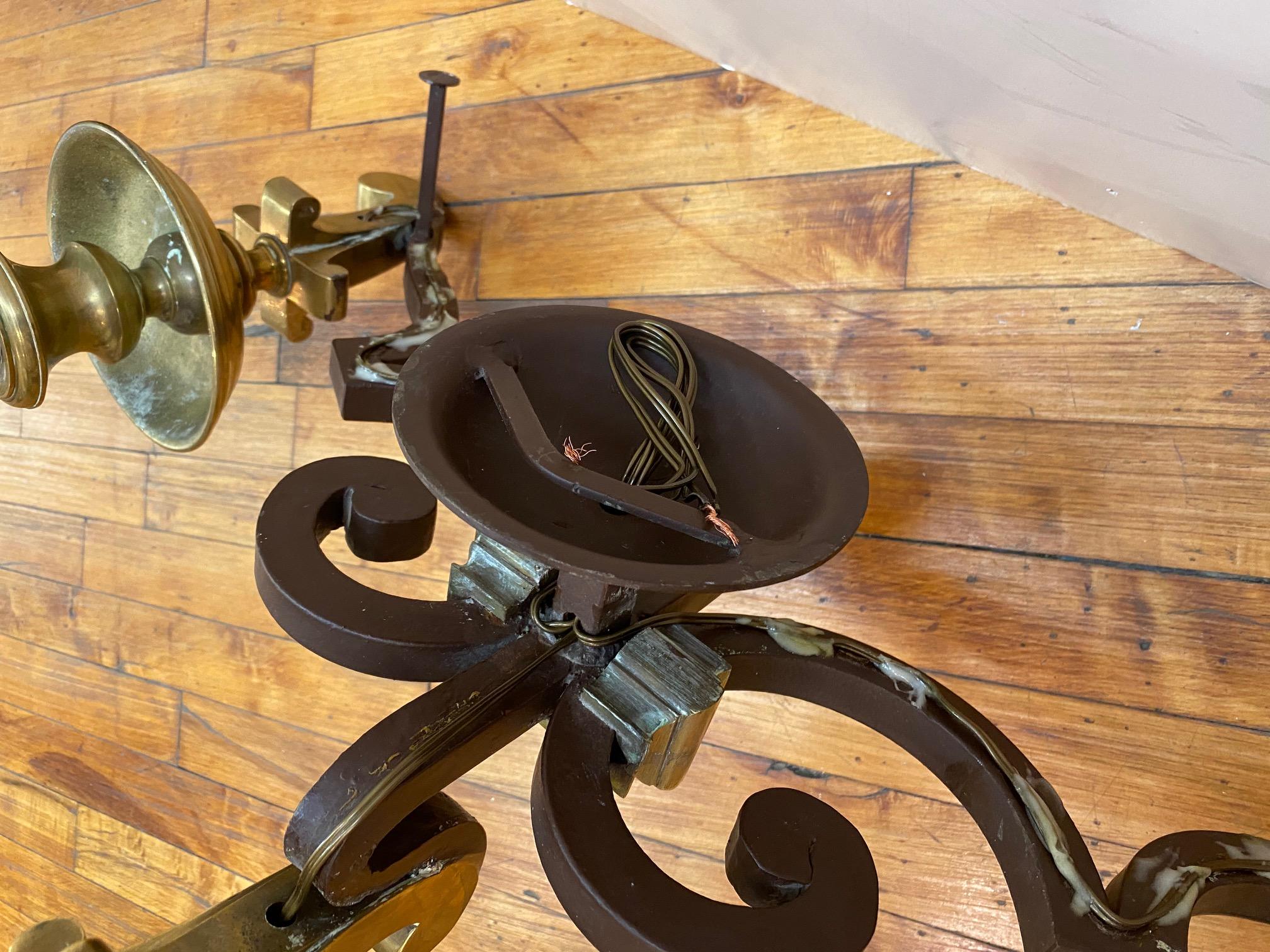 Applique italienne de style Hollywood Regency en fer patiné avec détails en laiton en vente 5