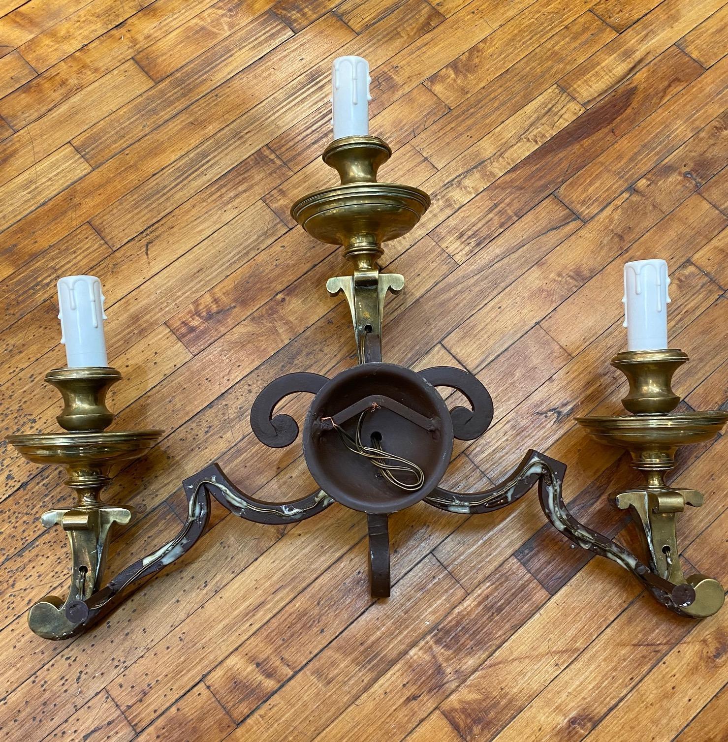 Applique italienne de style Hollywood Regency en fer patiné avec détails en laiton en vente 6