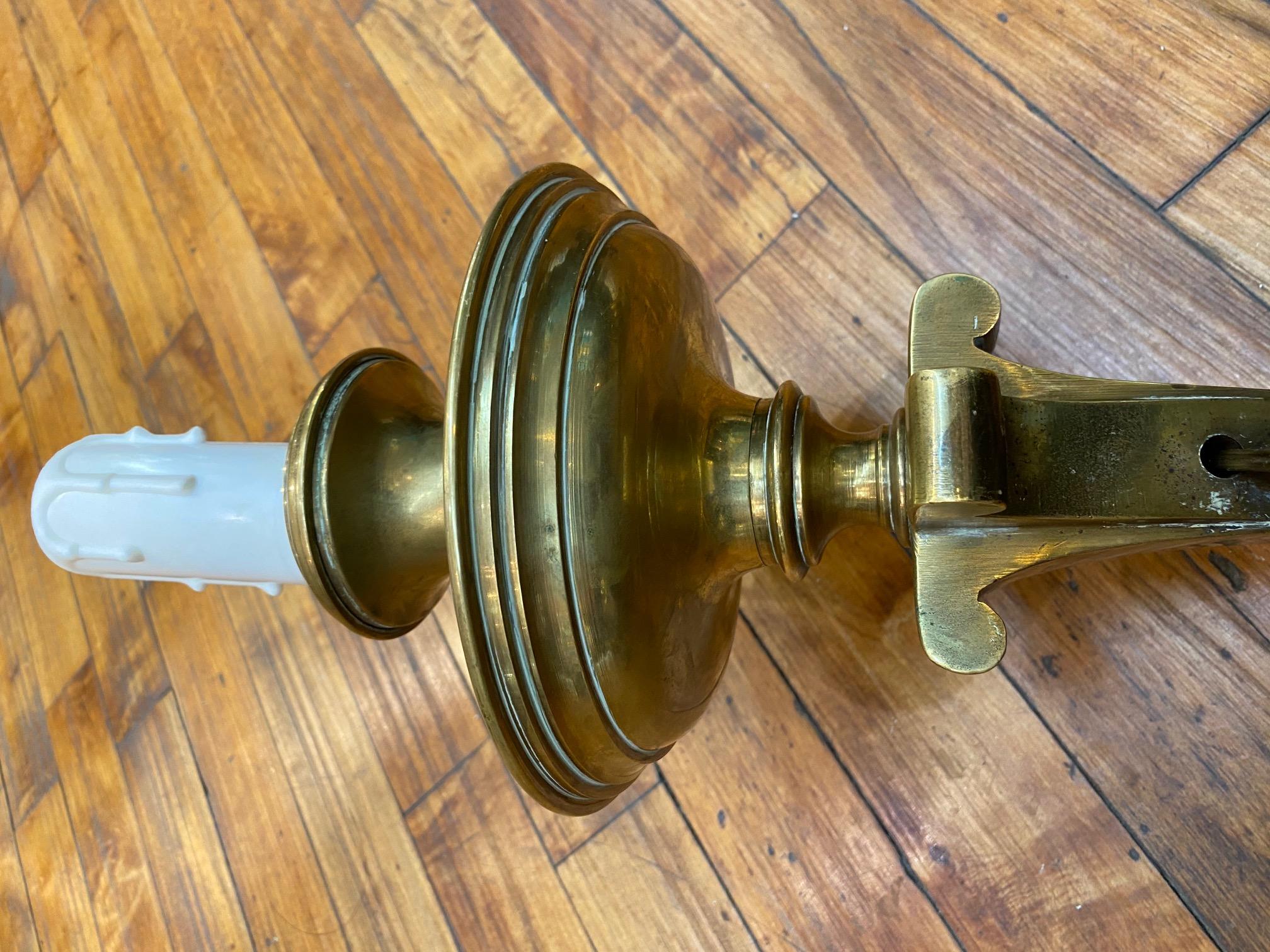 Applique italienne de style Hollywood Regency en fer patiné avec détails en laiton en vente 8