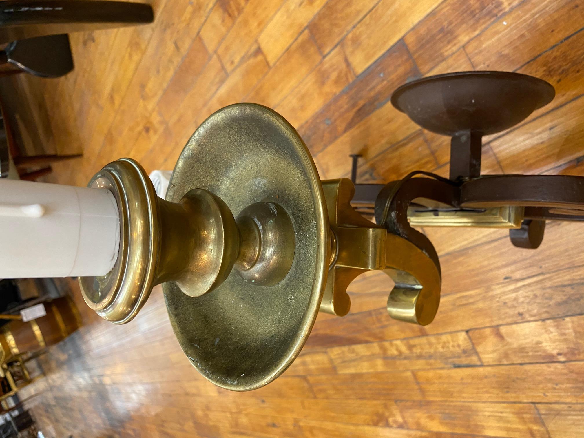 Applique italienne de style Hollywood Regency en fer patiné avec détails en laiton en vente 10