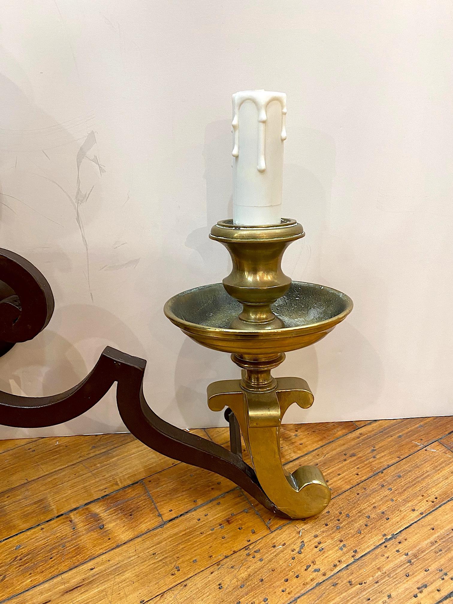 Milieu du XXe siècle Applique italienne de style Hollywood Regency en fer patiné avec détails en laiton en vente