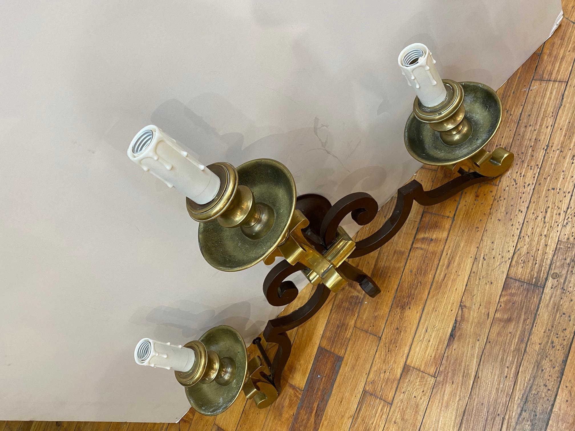 Applique italienne de style Hollywood Regency en fer patiné avec détails en laiton en vente 1