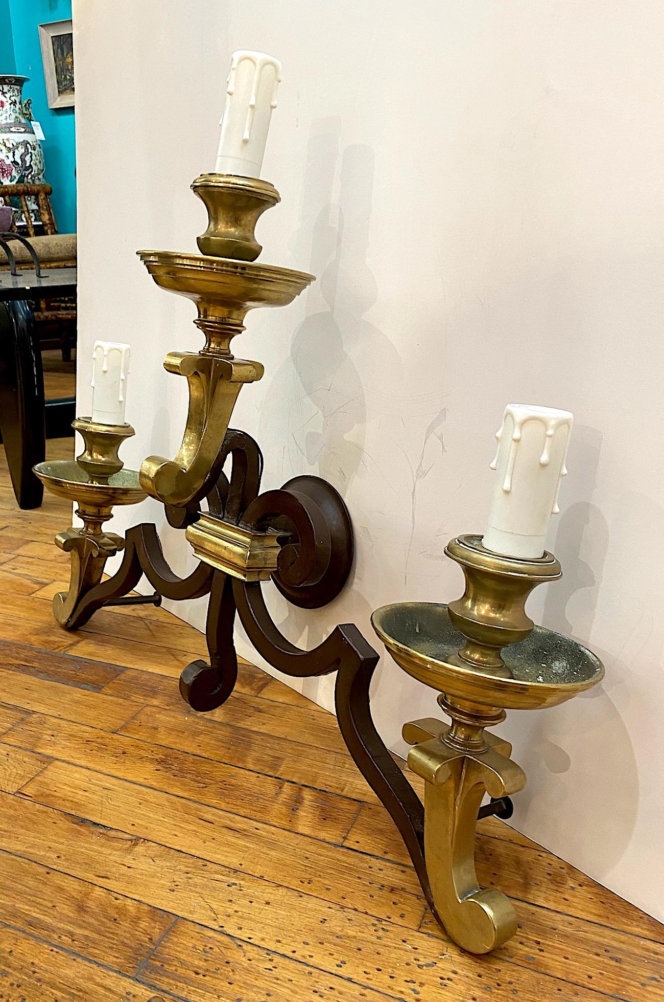 Applique italienne de style Hollywood Regency en fer patiné avec détails en laiton en vente 2