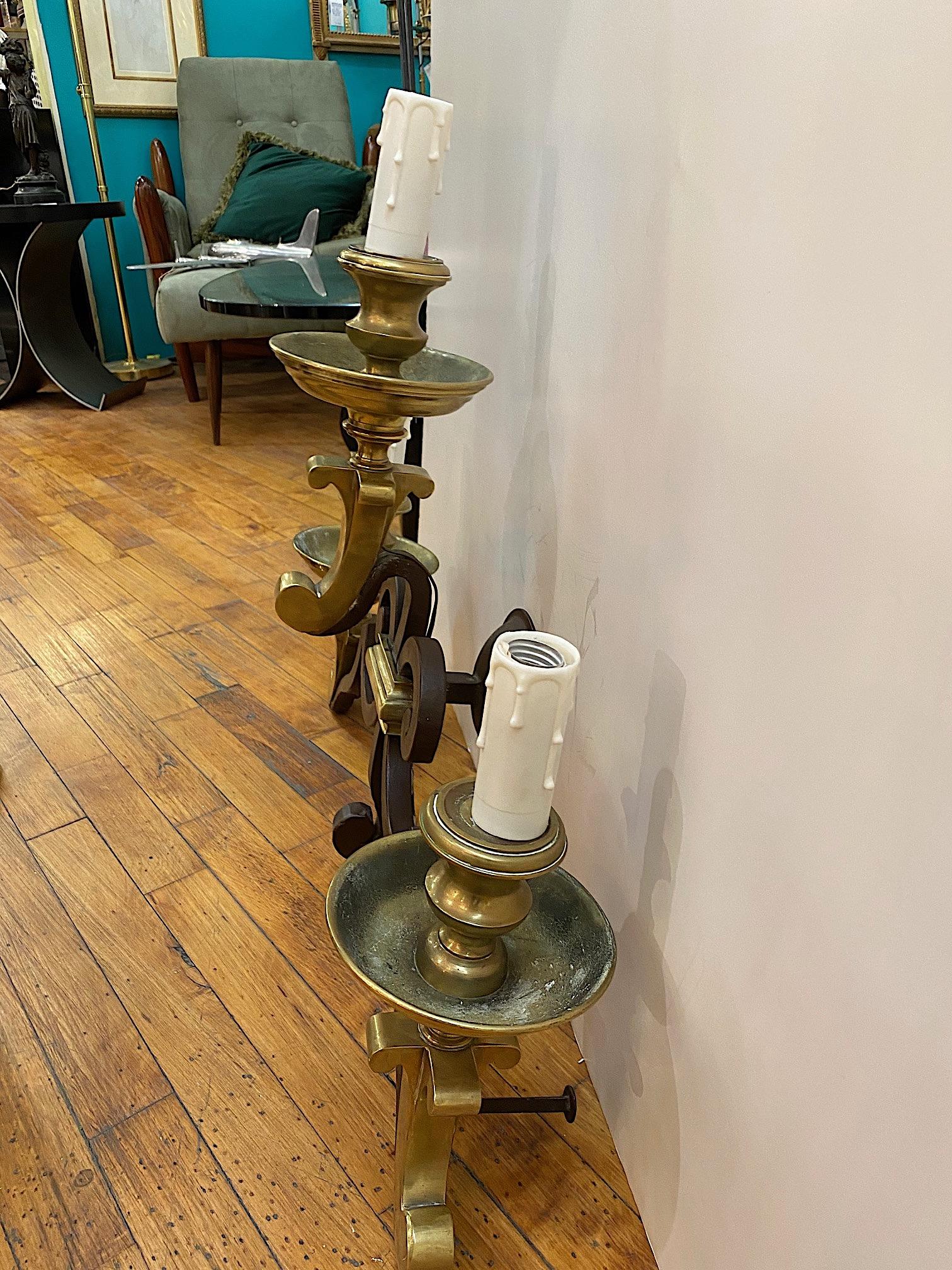 Applique italienne de style Hollywood Regency en fer patiné avec détails en laiton en vente 3