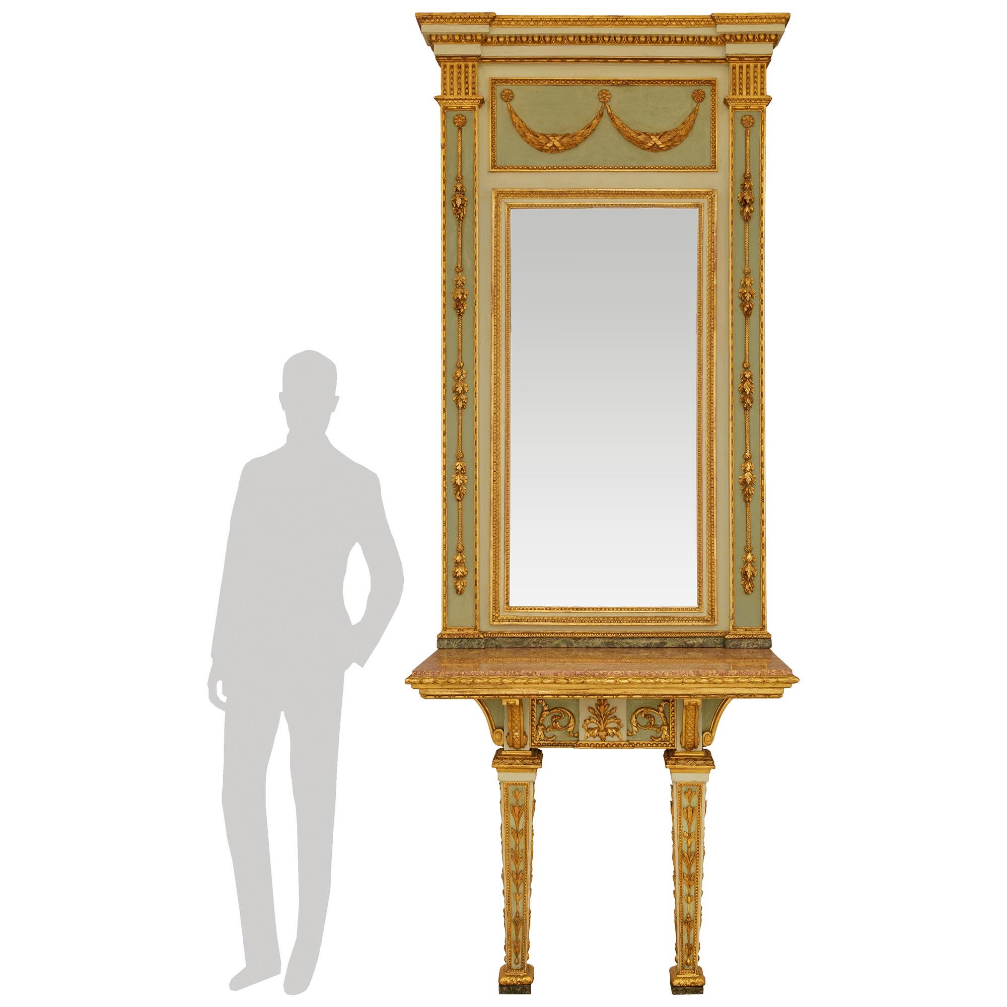 Un sensacional y rarísimo espejo y consola Trumeau de madera patinada y giltwood del periodo Luis XVI del norte de Italia, del siglo XVIII. Este impresionante espejo y la consola original se elevan sobre dos patas cónicas cuadradas con zócalos de