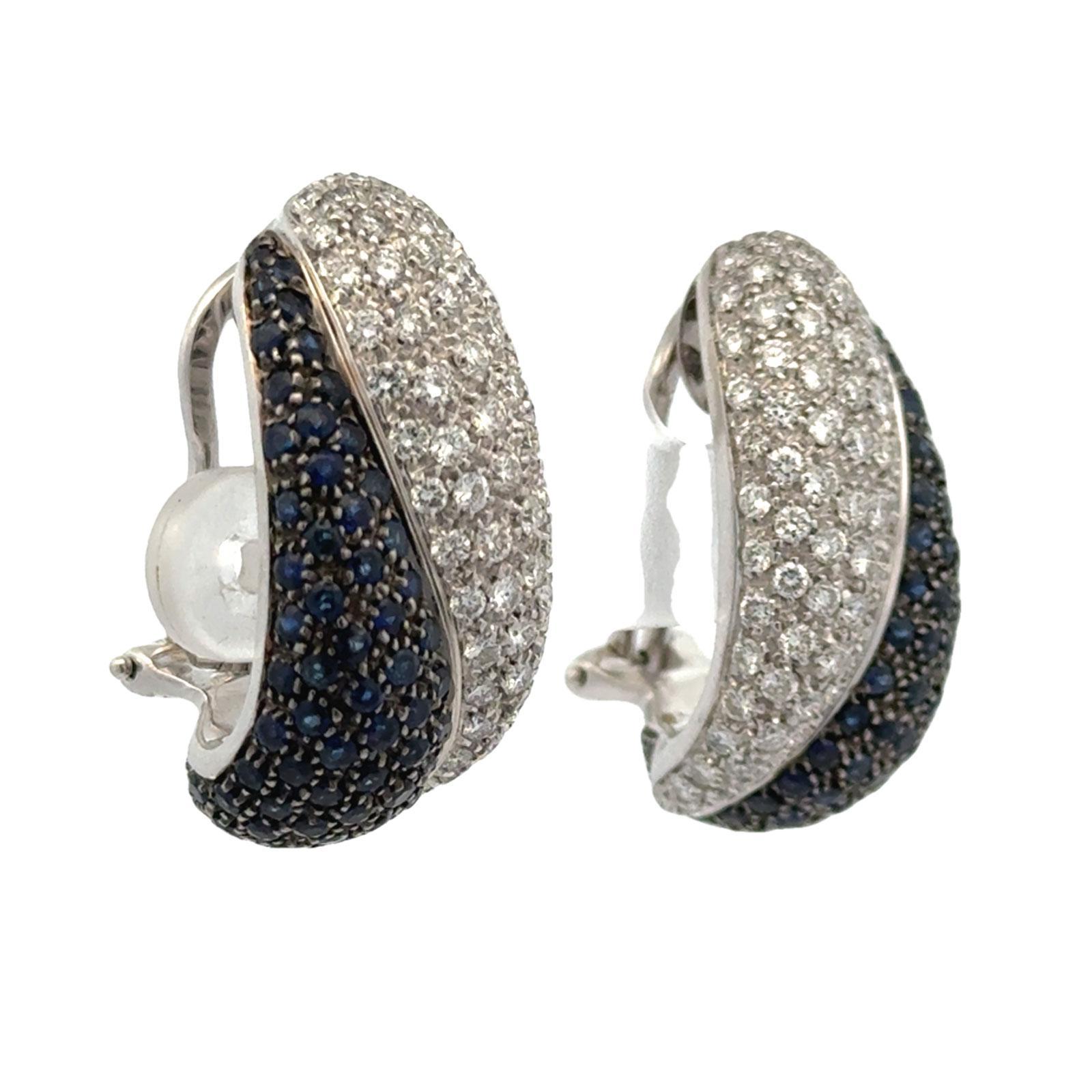 Moderno Orecchini moderni con pavé di diamanti e zaffiri in oro bianco 18 carati in vendita