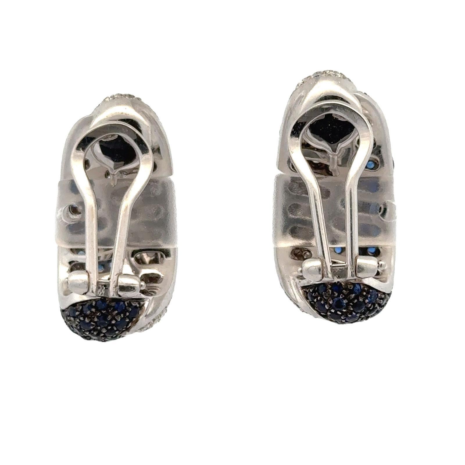 Orecchini moderni con pavé di diamanti e zaffiri in oro bianco 18 carati In condizioni ottime in vendita a Boca Raton, FL