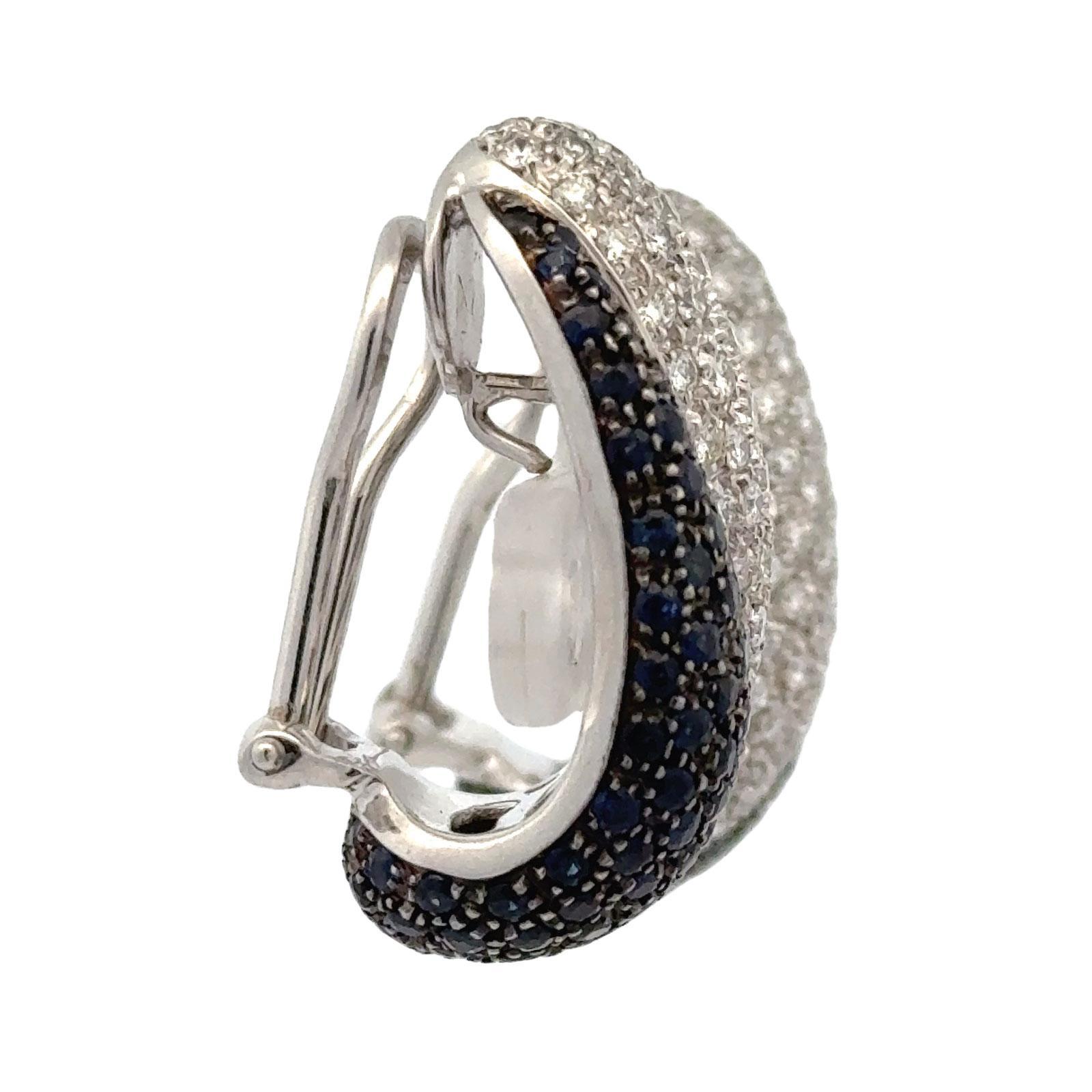 Donna Orecchini moderni con pavé di diamanti e zaffiri in oro bianco 18 carati in vendita