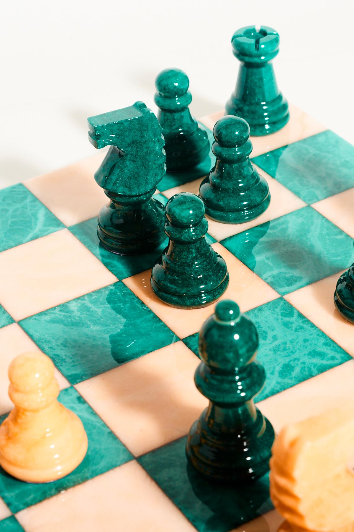 Italian Peach / Malachite Green Alabaster Chess Set In New Condition In New York, NY