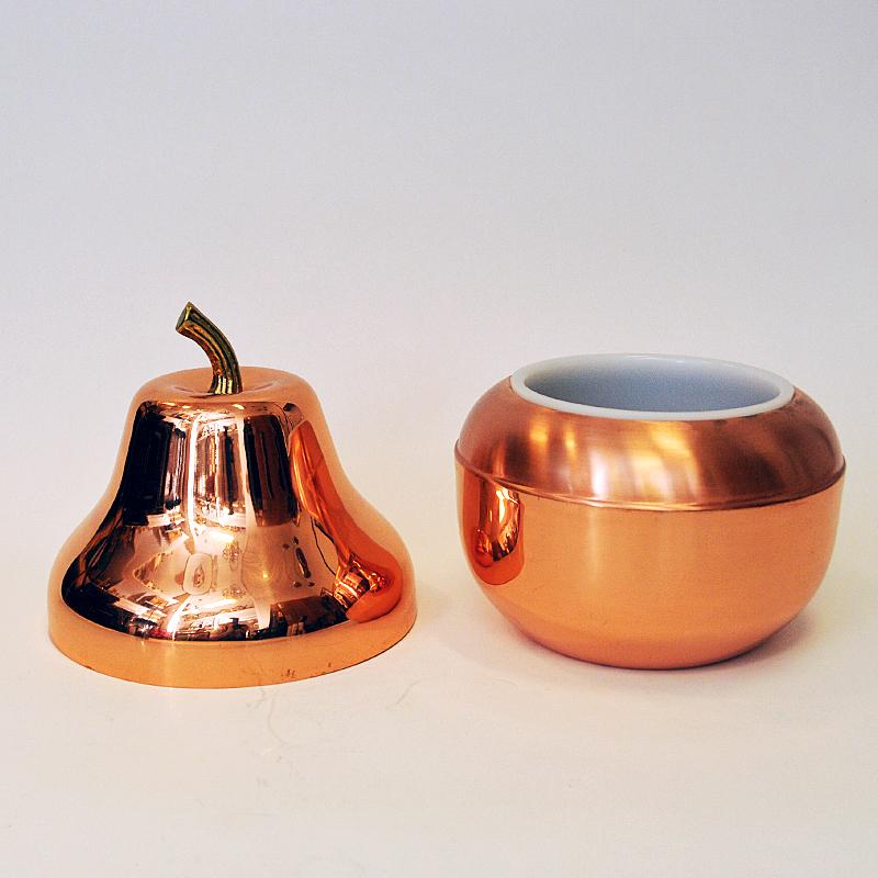 Lovely vintage pear shaped wine cooler in bright polished copper from Italy 1970s. Exclusive and useful for keeping your bottles cool and cold in a special and funny way. The bucket is seperated in two pieces with the upper part of the pear as a top