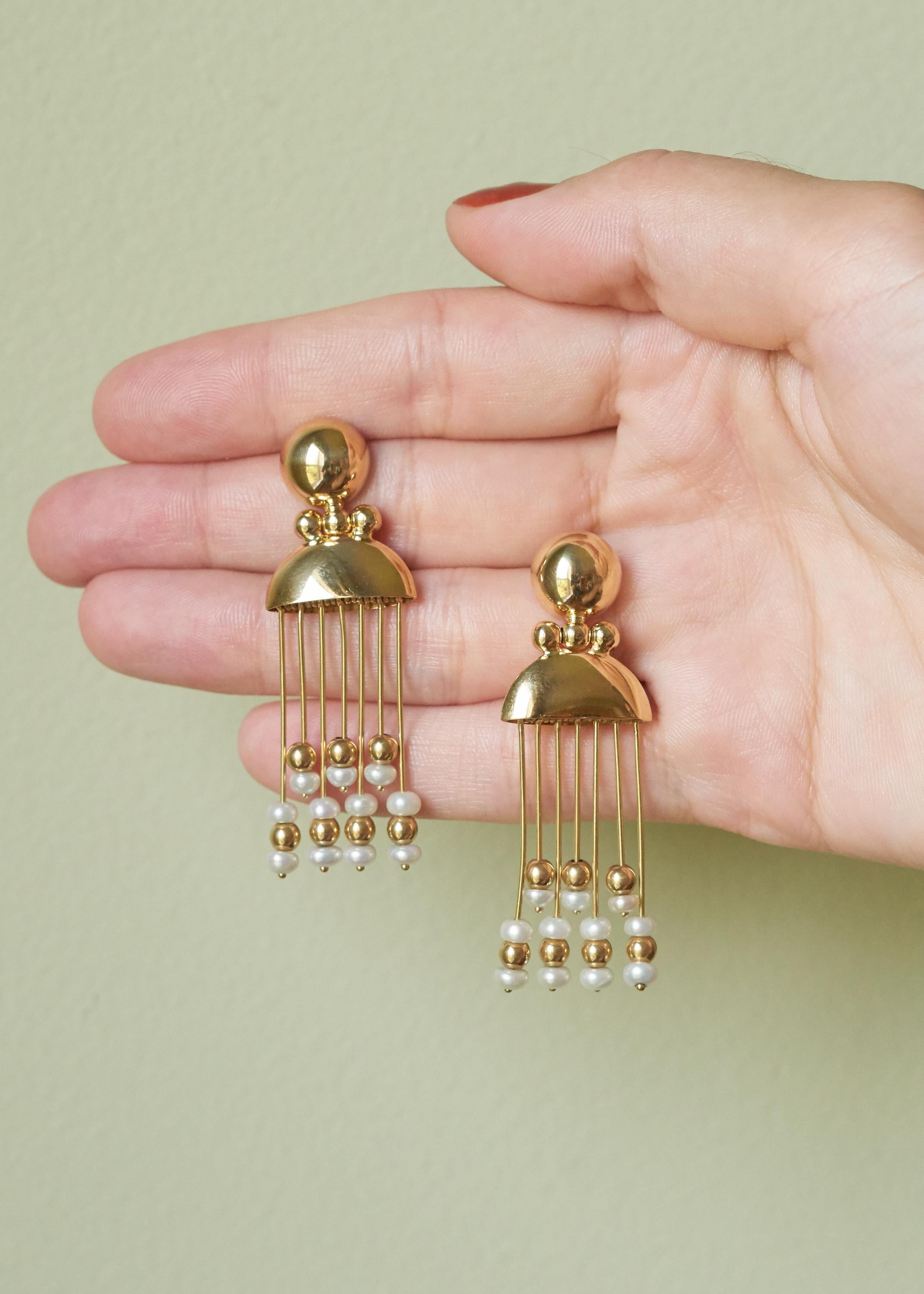 Italian Pearl and 18 Karat Gold Fringe Earrings In Excellent Condition In New York, NY