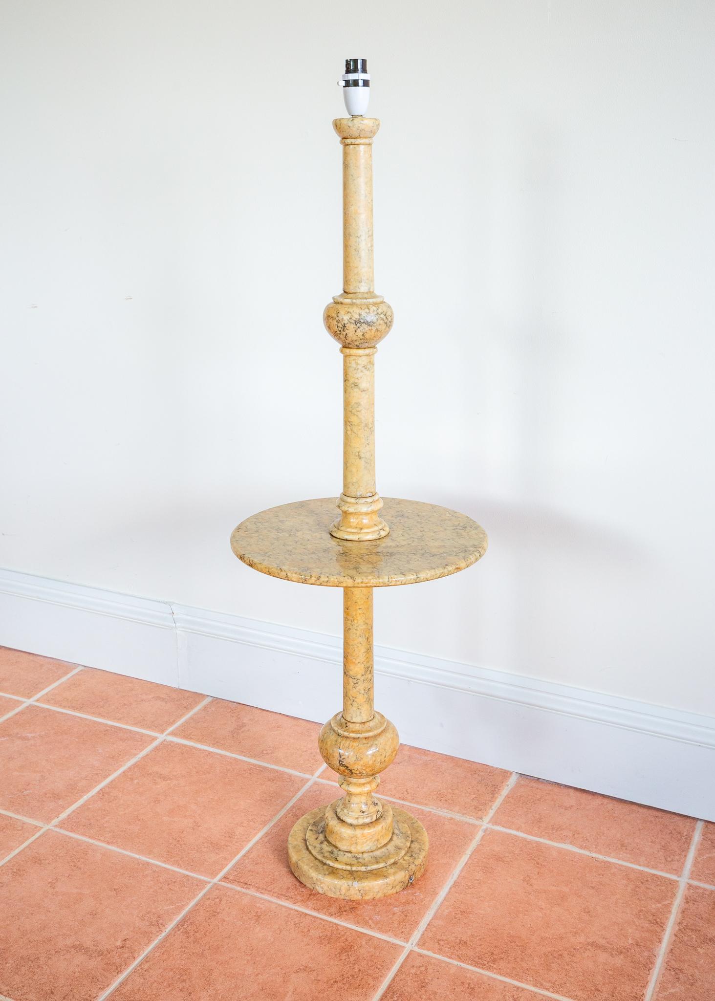 Lampe italienne à piédestal en albâtre avec étagère Mid Century Hollywood Regency 1950s en vente 5