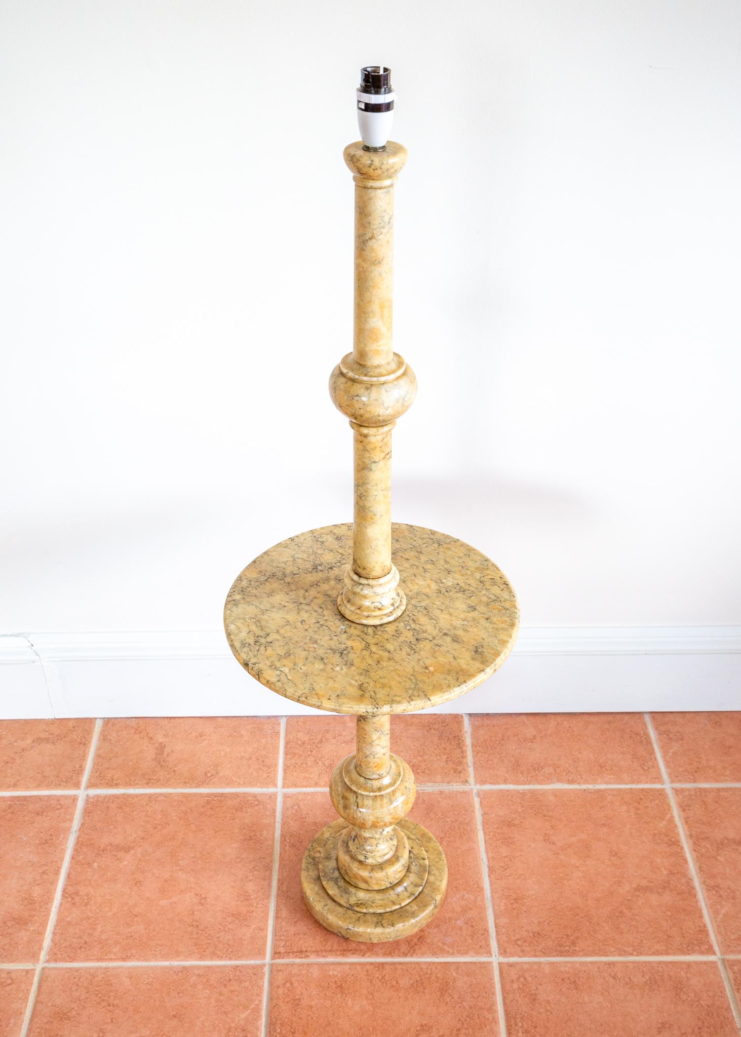 Lampe italienne à piédestal en albâtre avec étagère Mid Century Hollywood Regency 1950s en vente 7