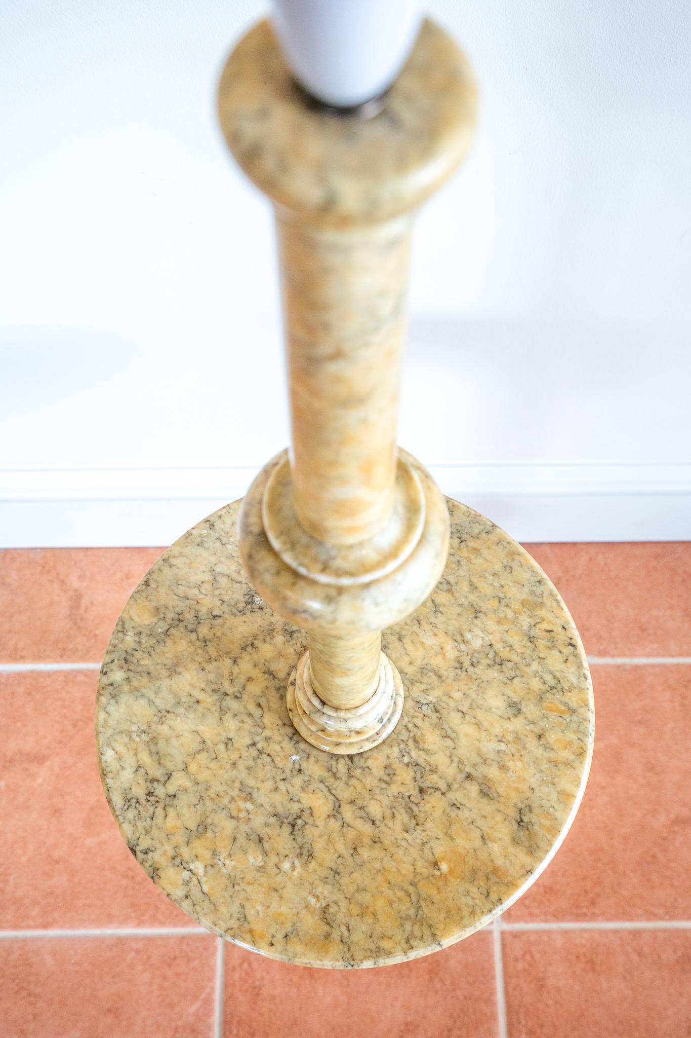 Lampe italienne à piédestal en albâtre avec étagère Mid Century Hollywood Regency 1950s en vente 8