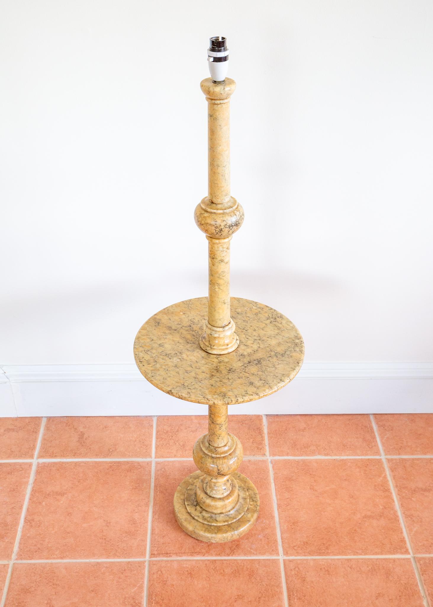 Lampe italienne à piédestal en albâtre avec étagère Mid Century Hollywood Regency 1950s en vente 9
