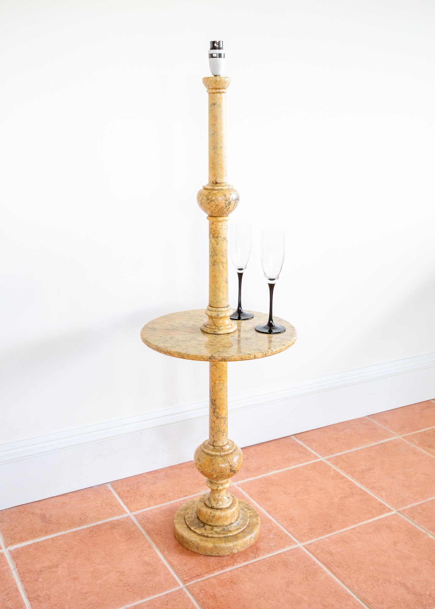 Un magnifique et extrêmement rare lampadaire italien du milieu du siècle en albâtre sur piédestal, en très bon état. Sculptée à la main en Italie, probablement dans les années 1950, cette pièce au charme fabuleux rehaussera n'importe quel intérieur
