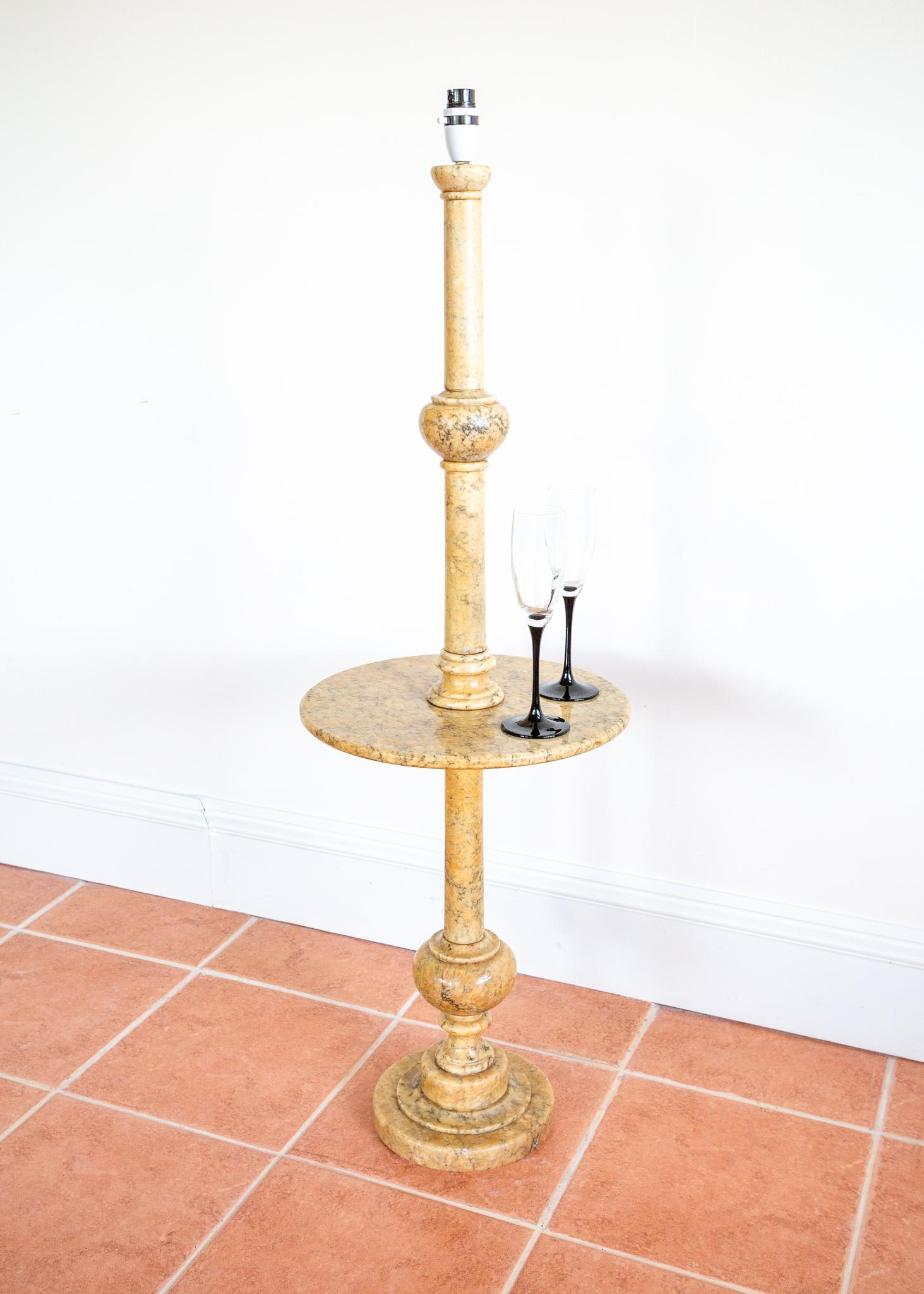 Lampe italienne à piédestal en albâtre avec étagère Mid Century Hollywood Regency 1950s Bon état - En vente à London, GB