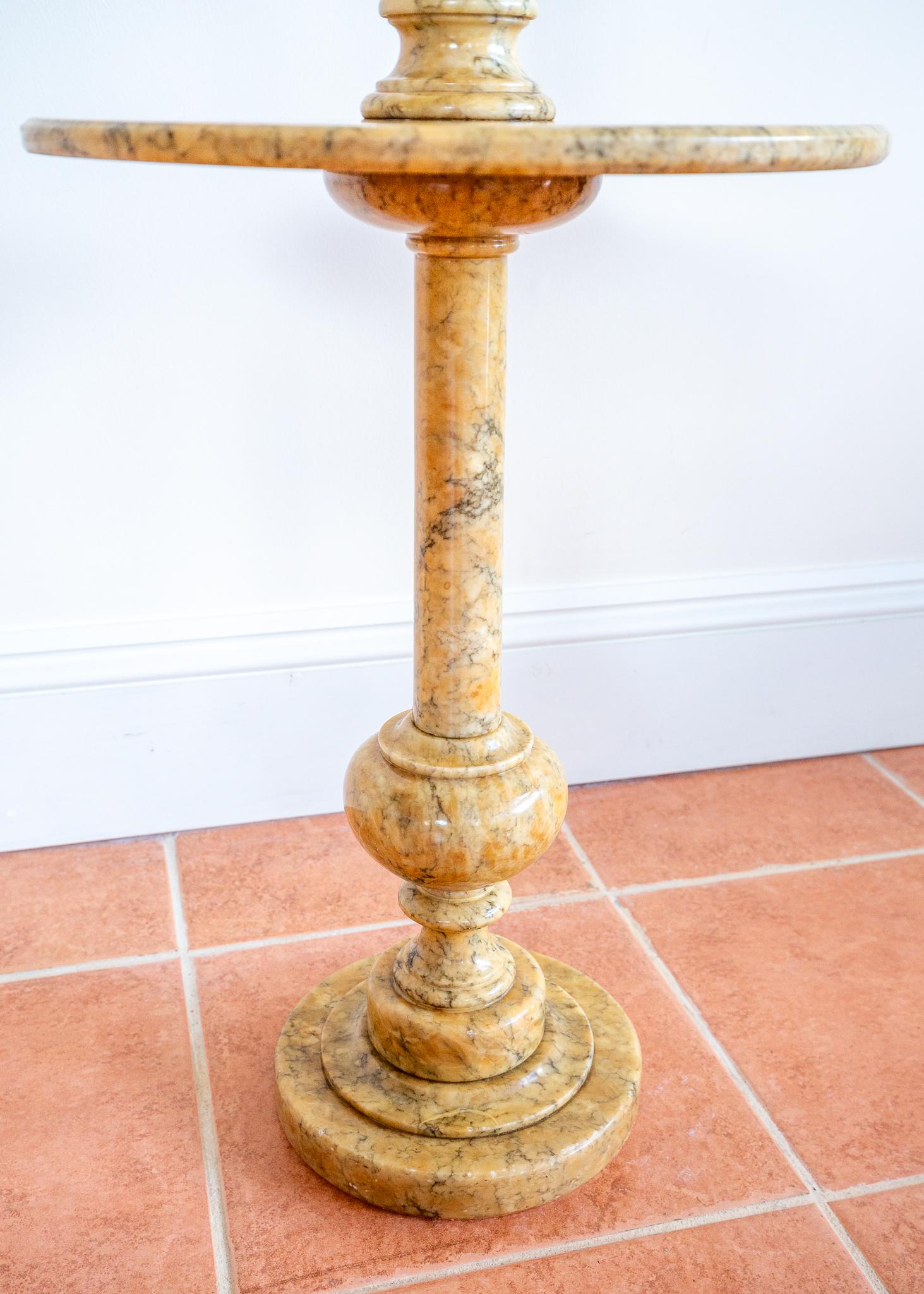 20ième siècle Lampe italienne à piédestal en albâtre avec étagère Mid Century Hollywood Regency 1950s en vente