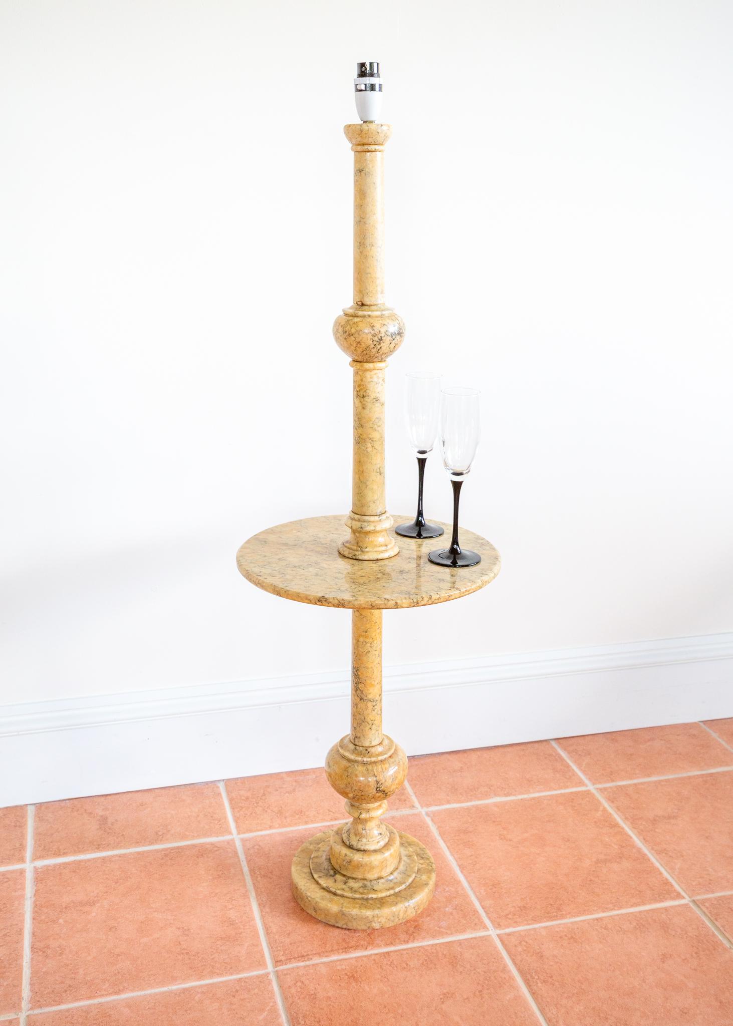 Albâtre Lampe italienne à piédestal en albâtre avec étagère Mid Century Hollywood Regency 1950s en vente