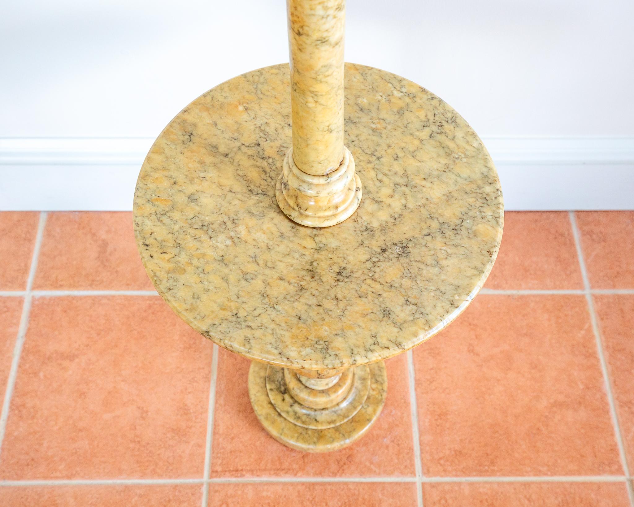 Lampe italienne à piédestal en albâtre avec étagère Mid Century Hollywood Regency 1950s en vente 1