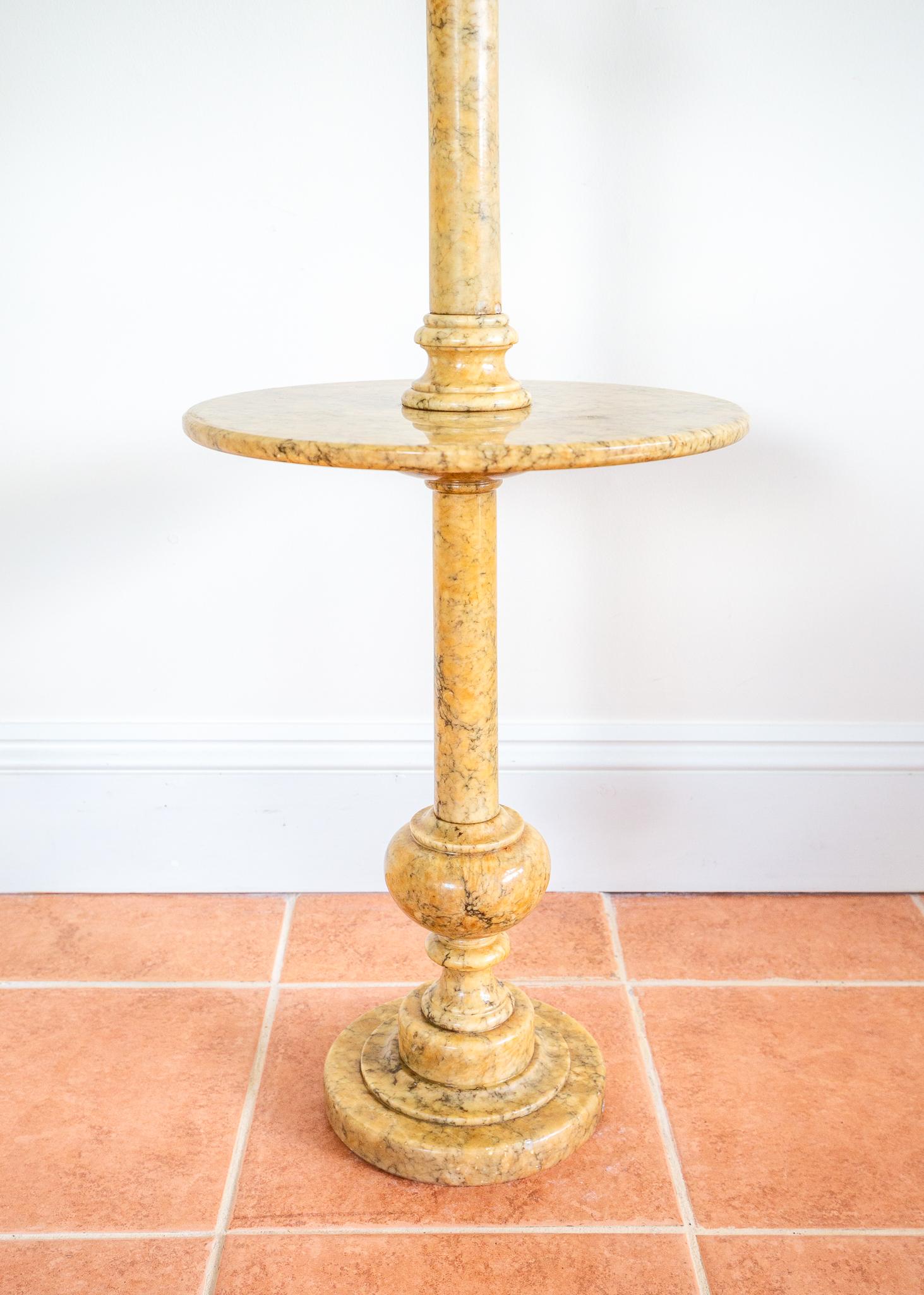 Lampe italienne à piédestal en albâtre avec étagère Mid Century Hollywood Regency 1950s en vente 3