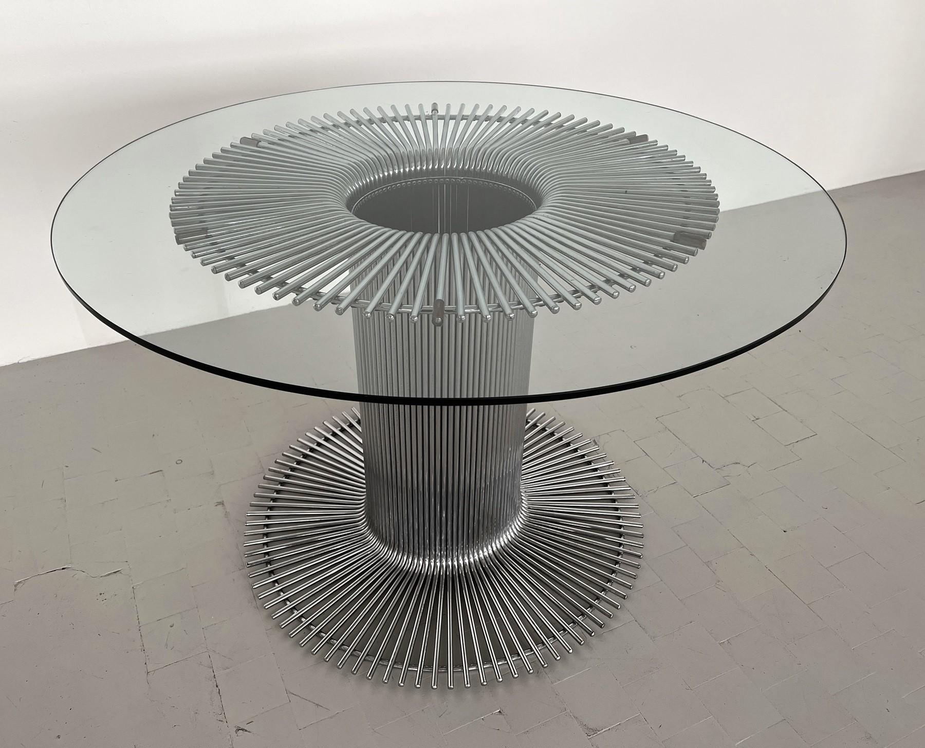 Table de salle à manger italienne à piédestal en chrome et verre, années 1970

Magnifique table de salle à manger ronde en métal chromé avec plateau en verre, conçue dans le style de Gastone Rinaldi.
Fabriqué en Italie,  ca. 1960s

Table de salle à
