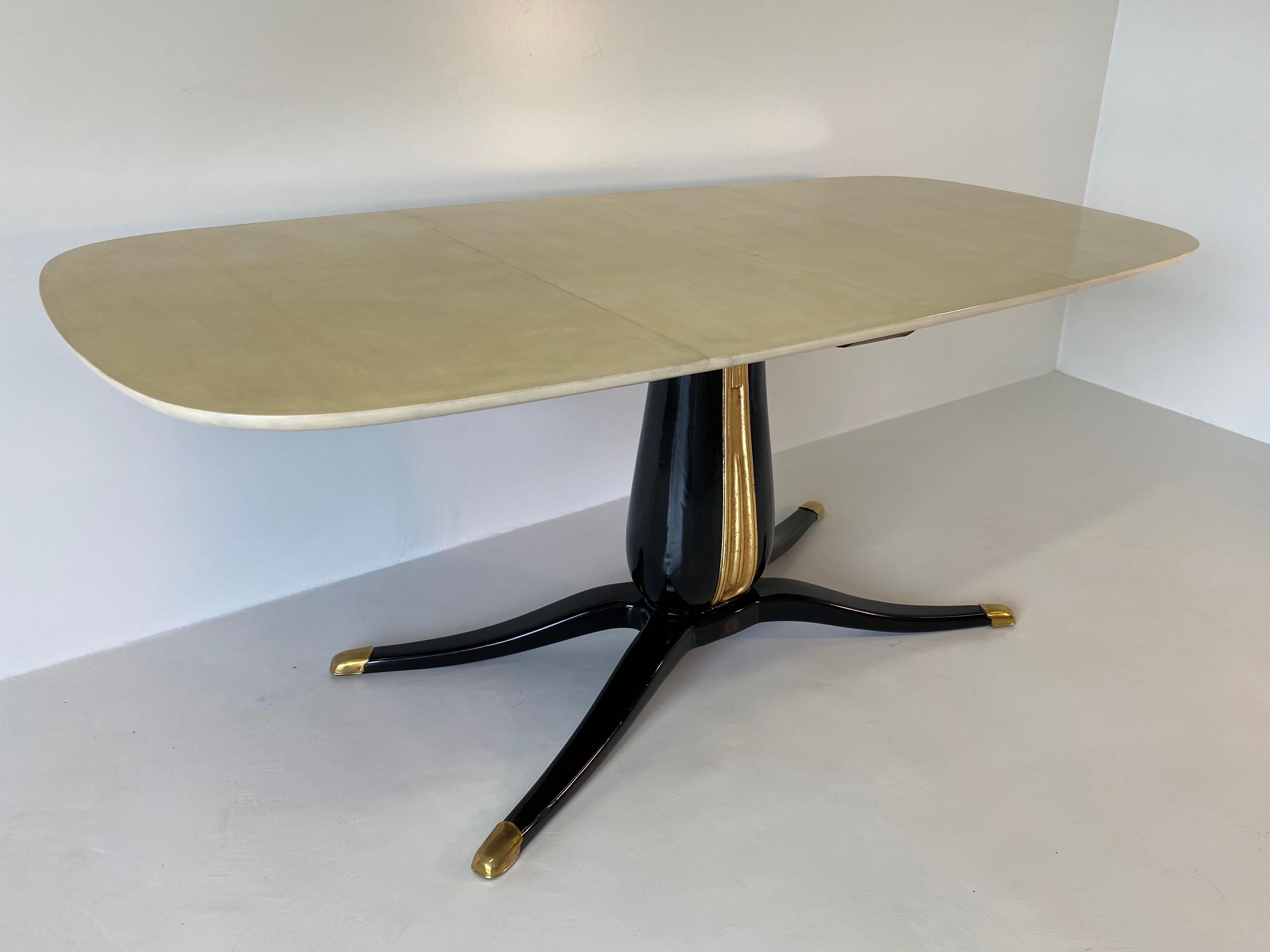 This table was produced in the 1950s in Italy attributed to Osvaldo Borsani.
The top is completely covered with fine parchment while the base is black lacquered with the central part in gold leaf.
The tips of the legs are made of