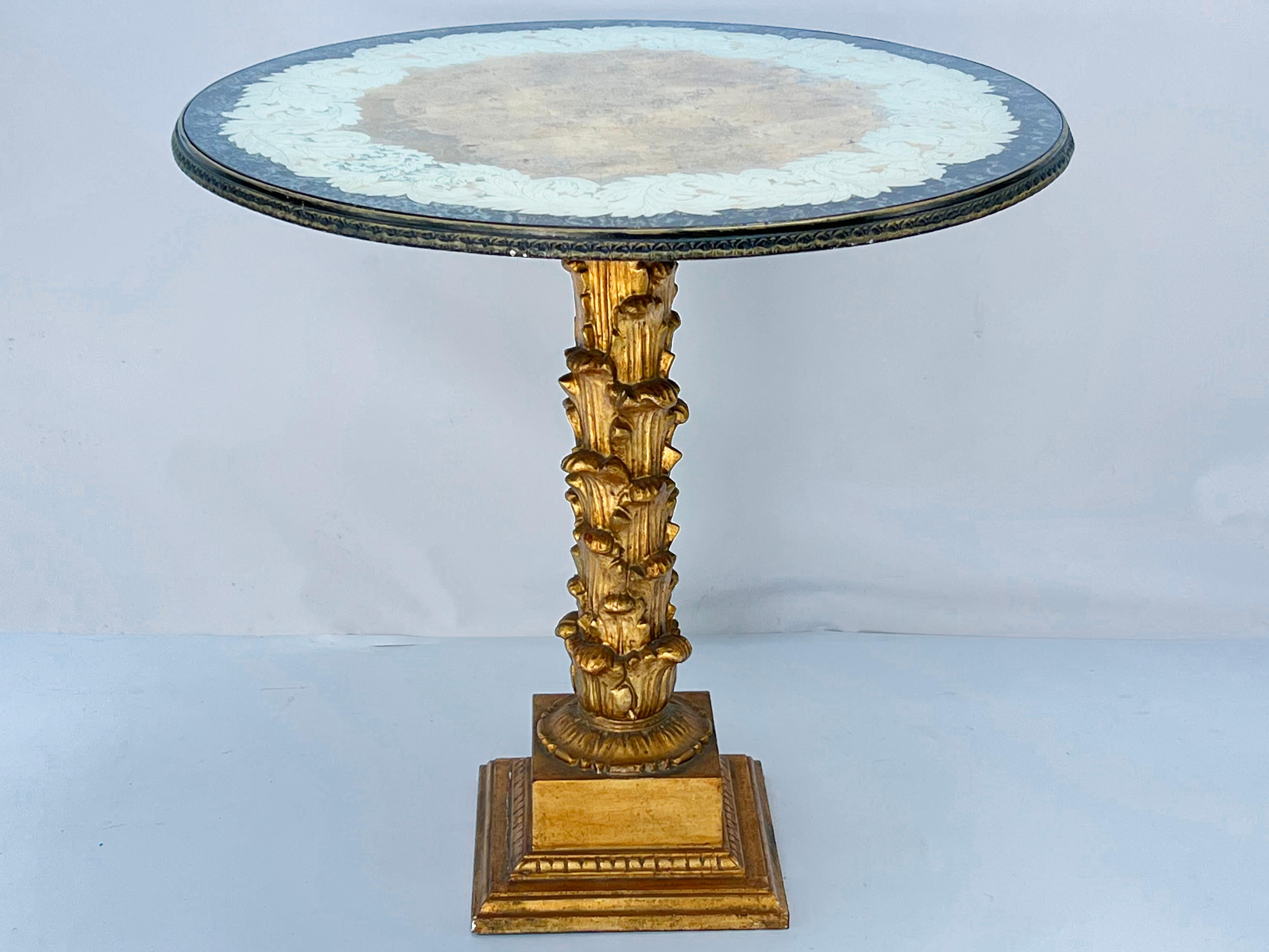 Table d'appoint ou de chevet, à plateau rond avec une bordure feuillagée peinte à l'envers, centrée avec de la dorure, et entourée d'un fond marbré 