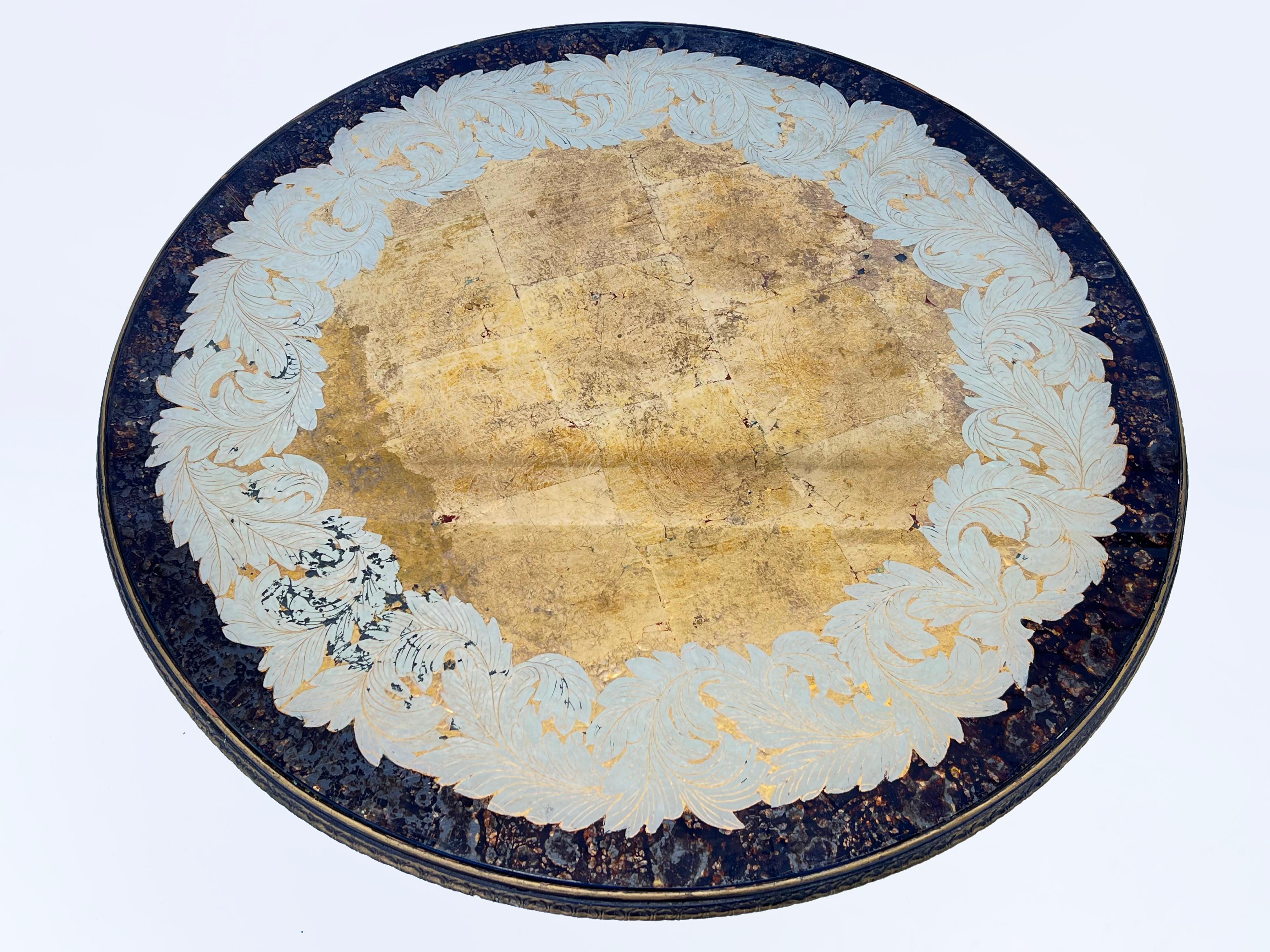 Sculpté à la main Table d'appoint italienne à piédestal avec plateau rond en églomisé en vente