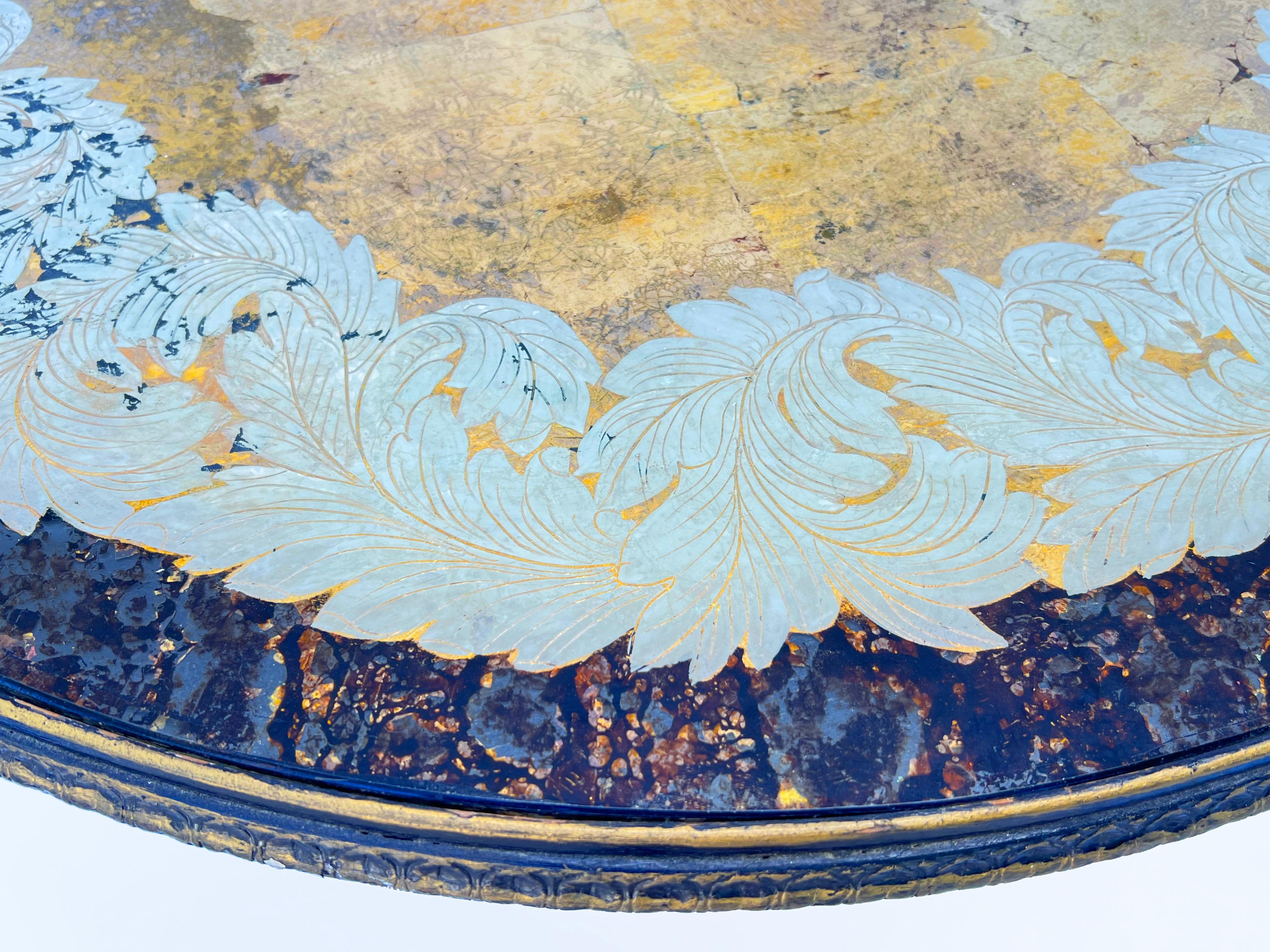 Table d'appoint italienne à piédestal avec plateau rond en églomisé Bon état - En vente à West Palm Beach, FL