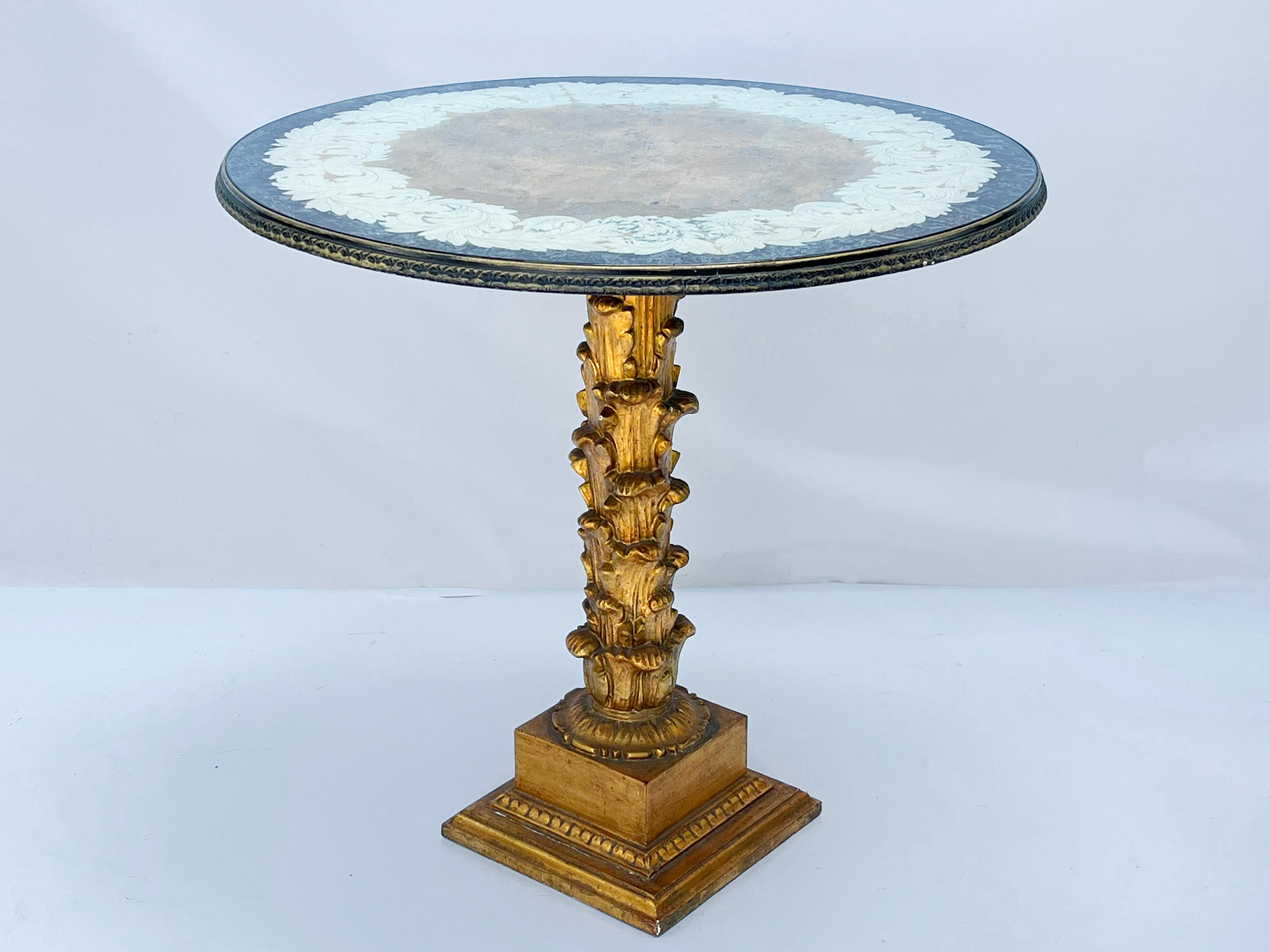 Table d'appoint italienne à piédestal avec plateau rond en églomisé en vente 1