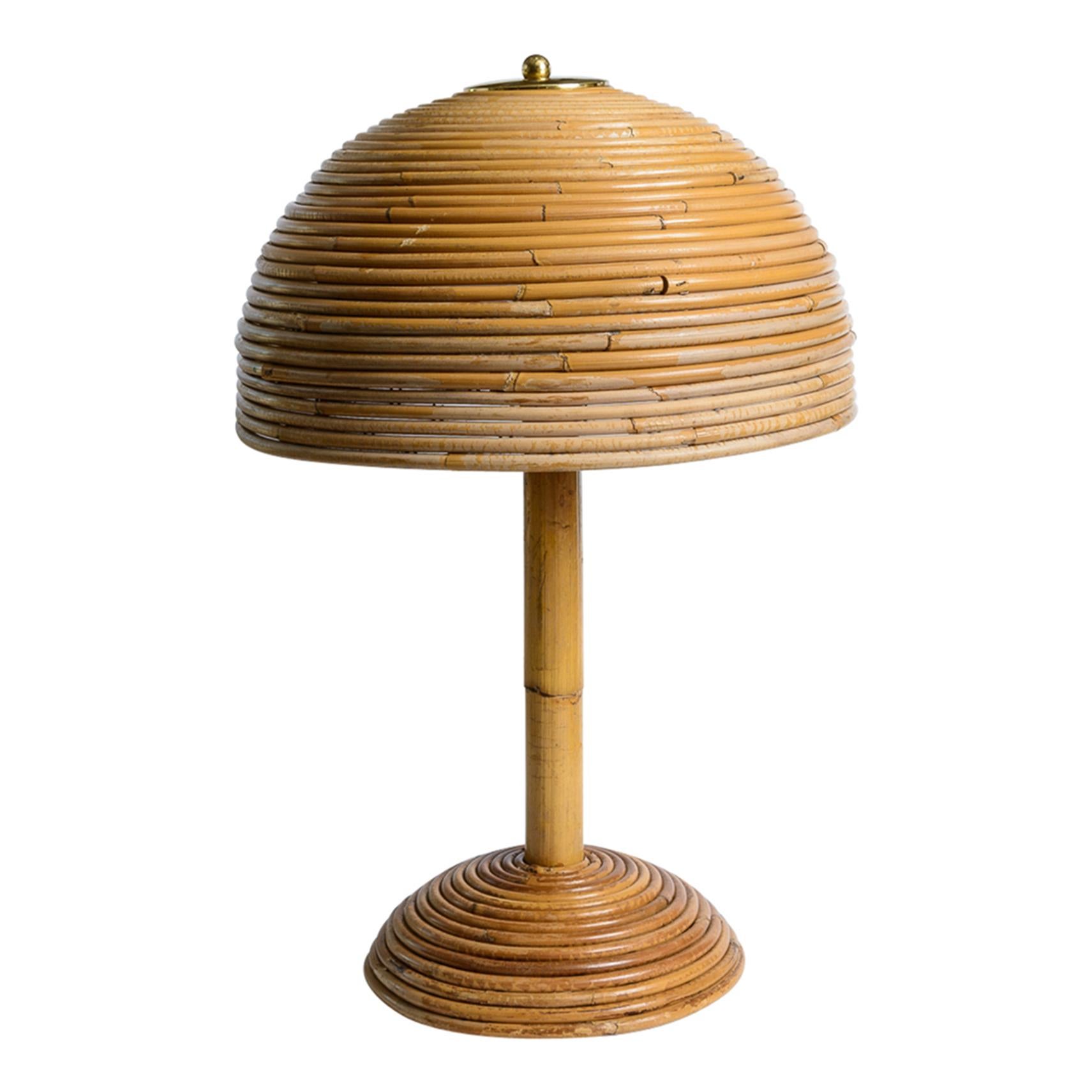 Nous venons de recevoir cette superbe lampe de table italienne en bambou crayonné dans le style de Gabriella Crespi, !960s .
Récemment, le câblage a été refait de l'européen à l'américain  normes
Très bon état vintage, conforme à l'âge et à