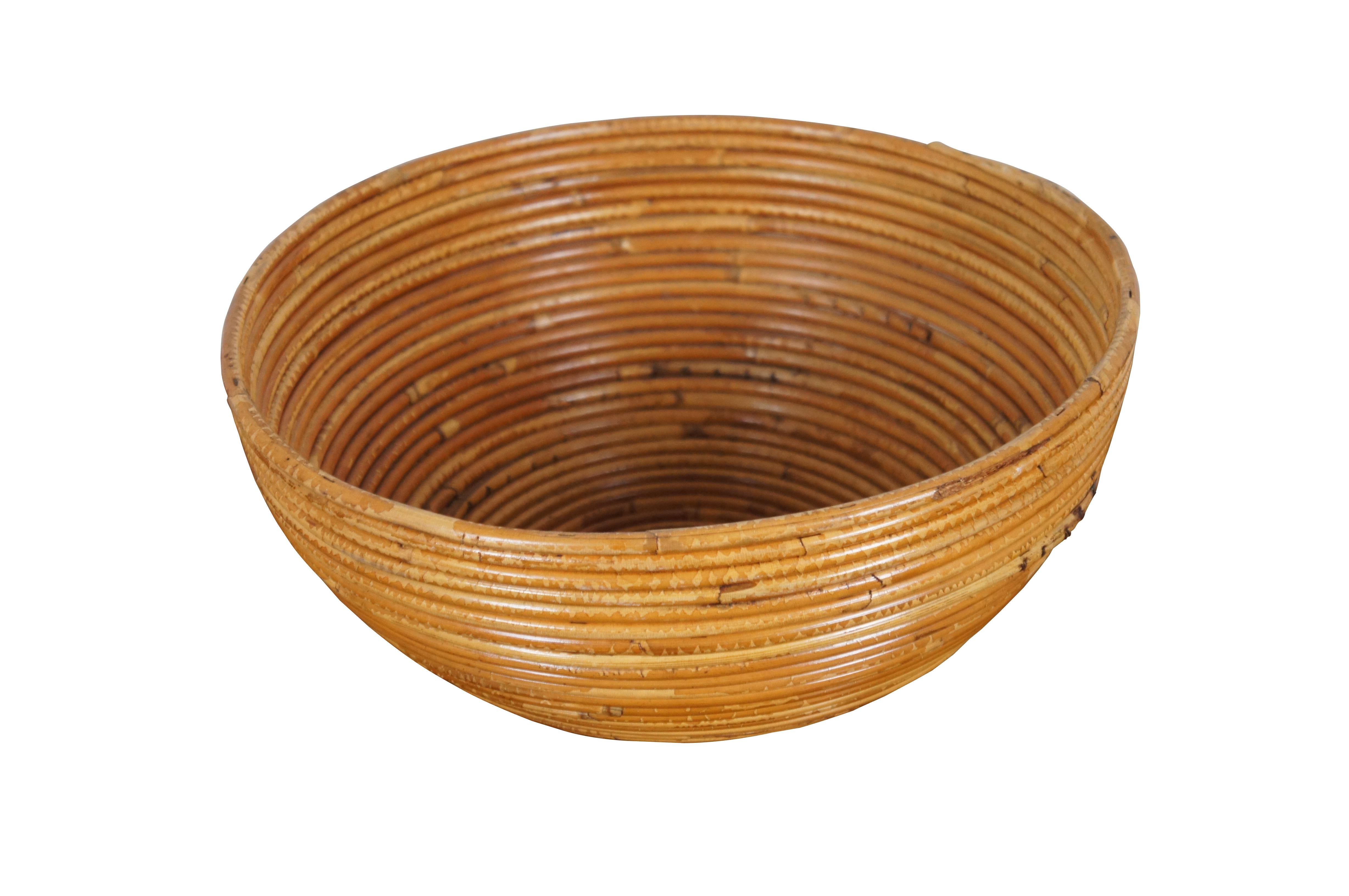 Very nice example of a large Italian mid-century modern pencil reed farmhouse centerpiece bowl or planter. Made of tightly coiled stalks of bamboo, rattan, or reed with a lightly distressed two-tone finish.

Dimensions:
15