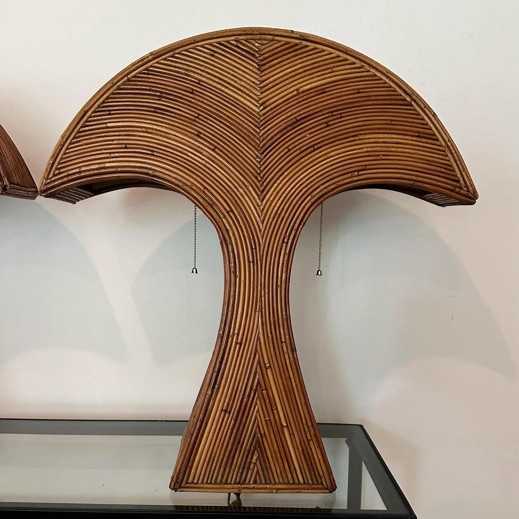 Lampes de table en roseau dans le style de Gabriella Crespi, Italie, dans les années 1970. Les lampes sont en forme de palmier ou de champignon. Il y a deux luminaires sur chaque lampe avec deux tirettes en guise d'interrupteurs. Ampoules aux normes