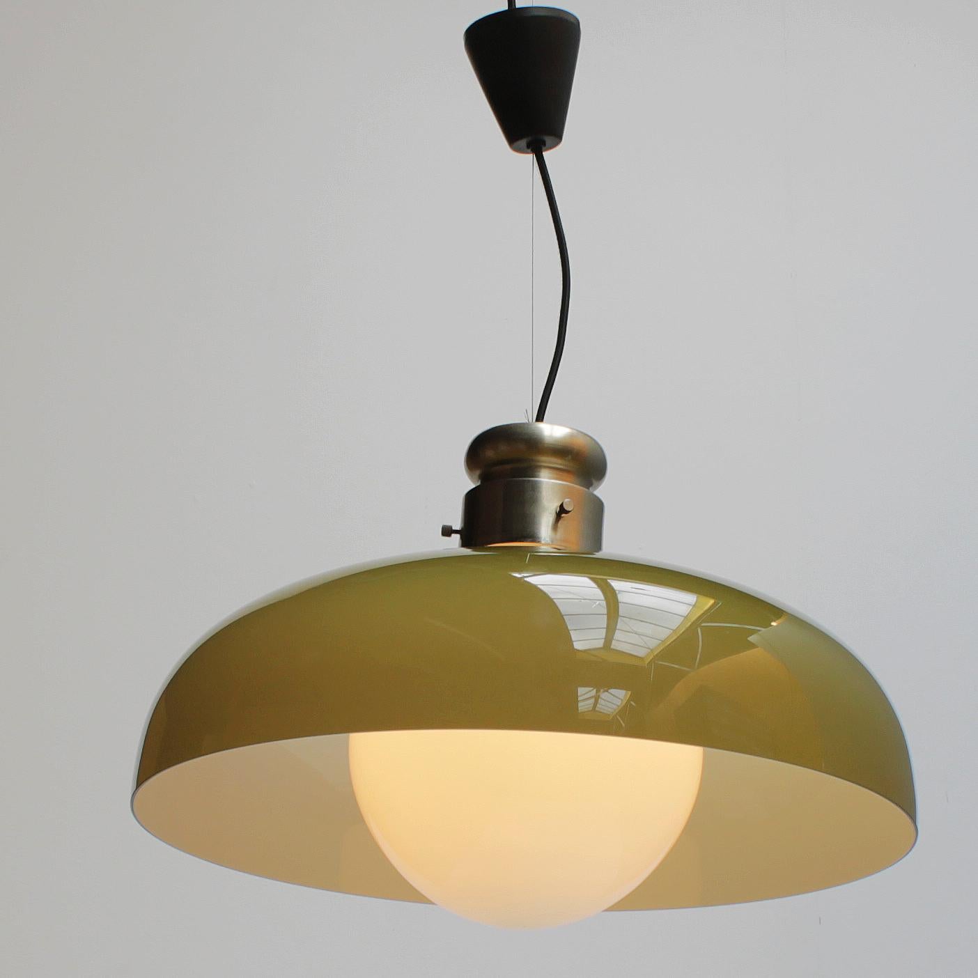Large cased glass Italian pendant by Alessandro Pianon for Vistosi, 1960.
Dimensions fixture: height 12.2 inches (31 cm), diameter 19.7 inches (50 cm). From ceiling till drop: 51.2 inches (130 cm).
The fixture on offer is equipped with one bulb