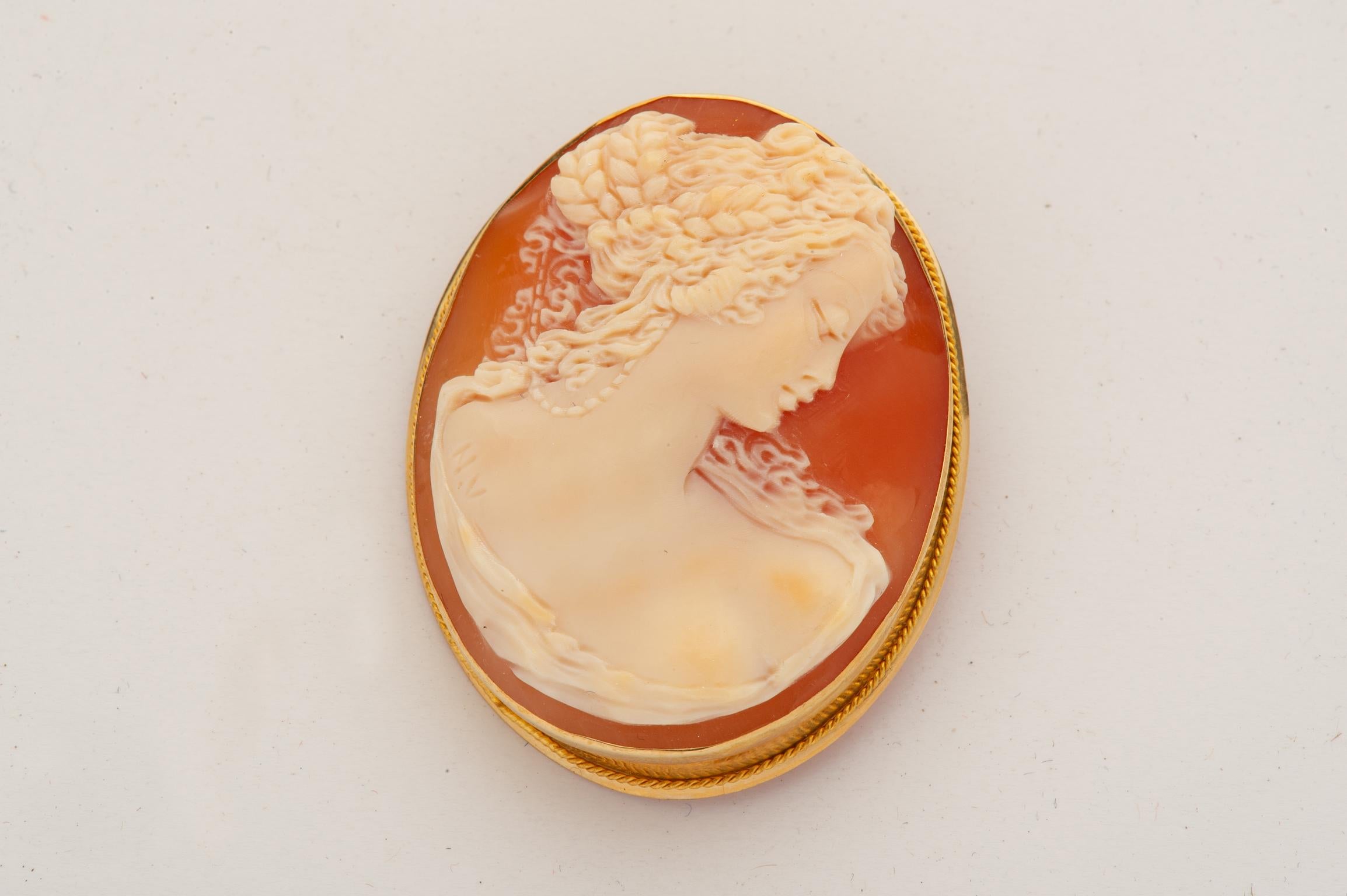 Beautiful Italian cameo pendant, mounted on gold 18 karat. Admire the subtlety of the facial features: engraved by a Neapolitan artist.
 