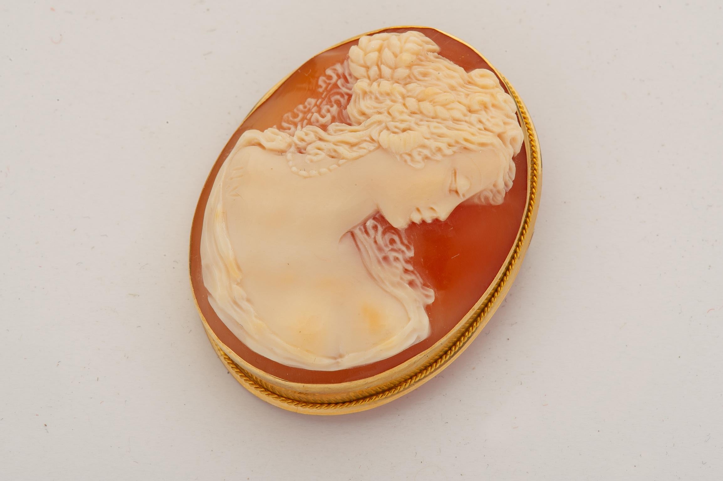 Engraved Italian Pendant Cameo on Gold For Sale