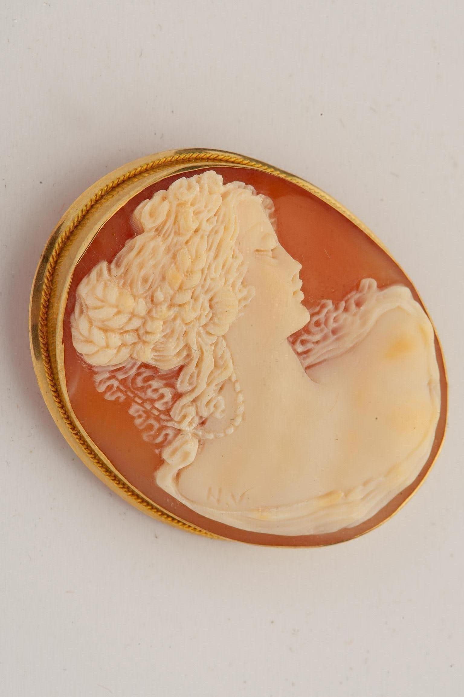 Late 20th Century Italian Pendant Cameo on Gold For Sale