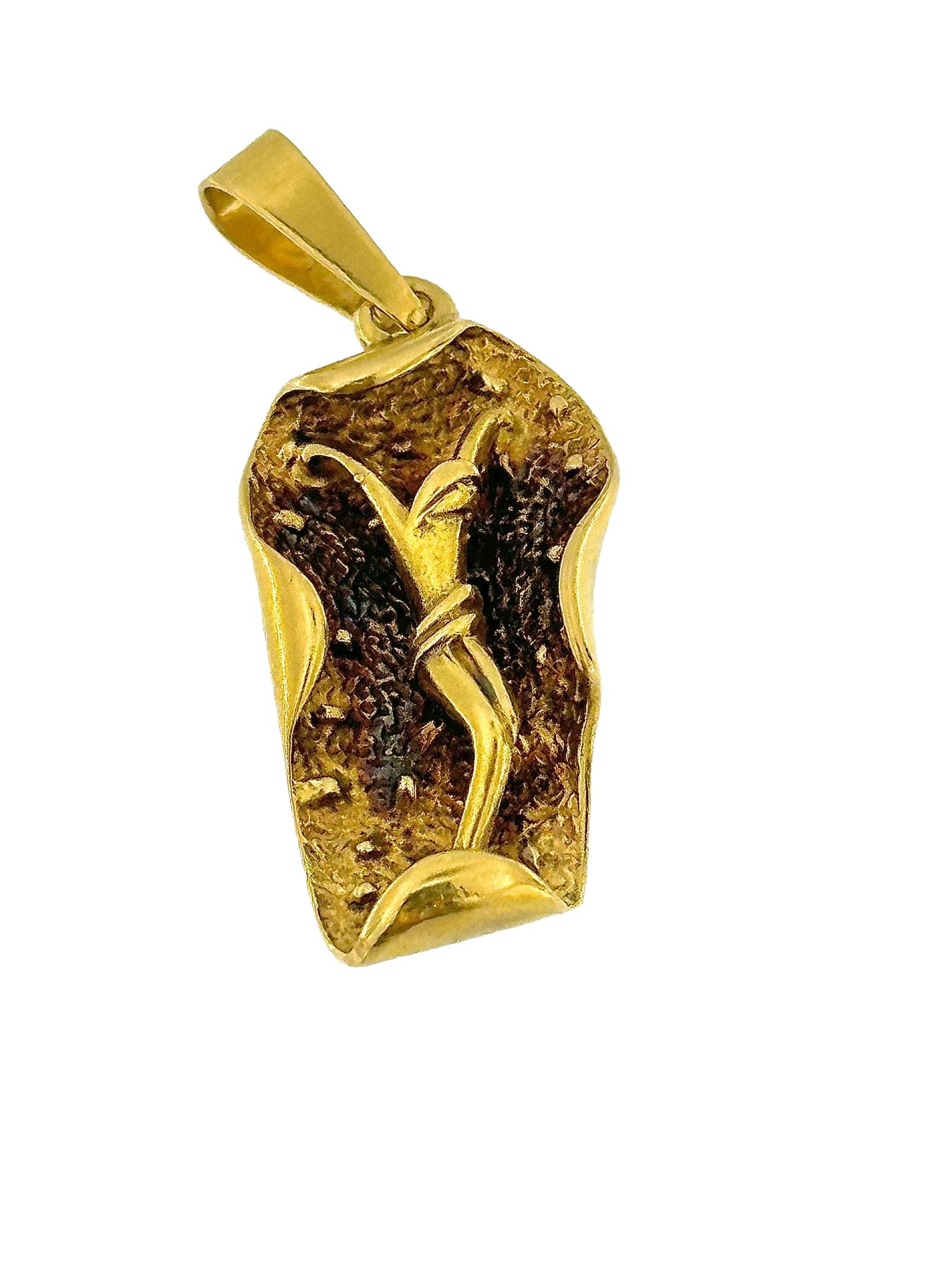 Il Crocifisso italiano con ciondolo in oro 18 carati con ossidazione nera è uno splendido gioiello religioso che mostra una meticolosa lavorazione artigianale e attenzione ai dettagli. Realizzato ad Arezzo, in Italia, questo ciondolo emana eleganza